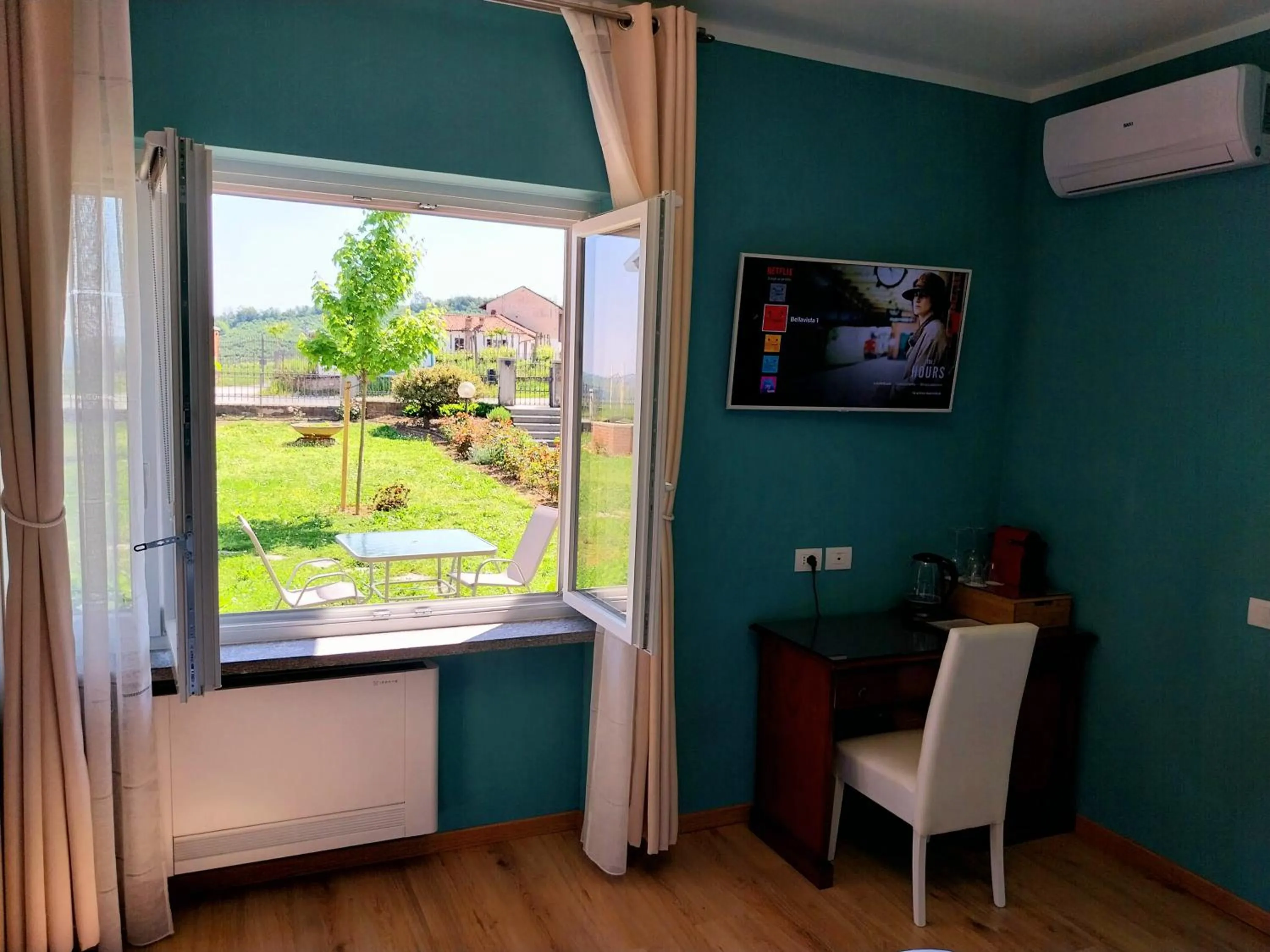 Garden view in Villa Bellavista Alba, B&B