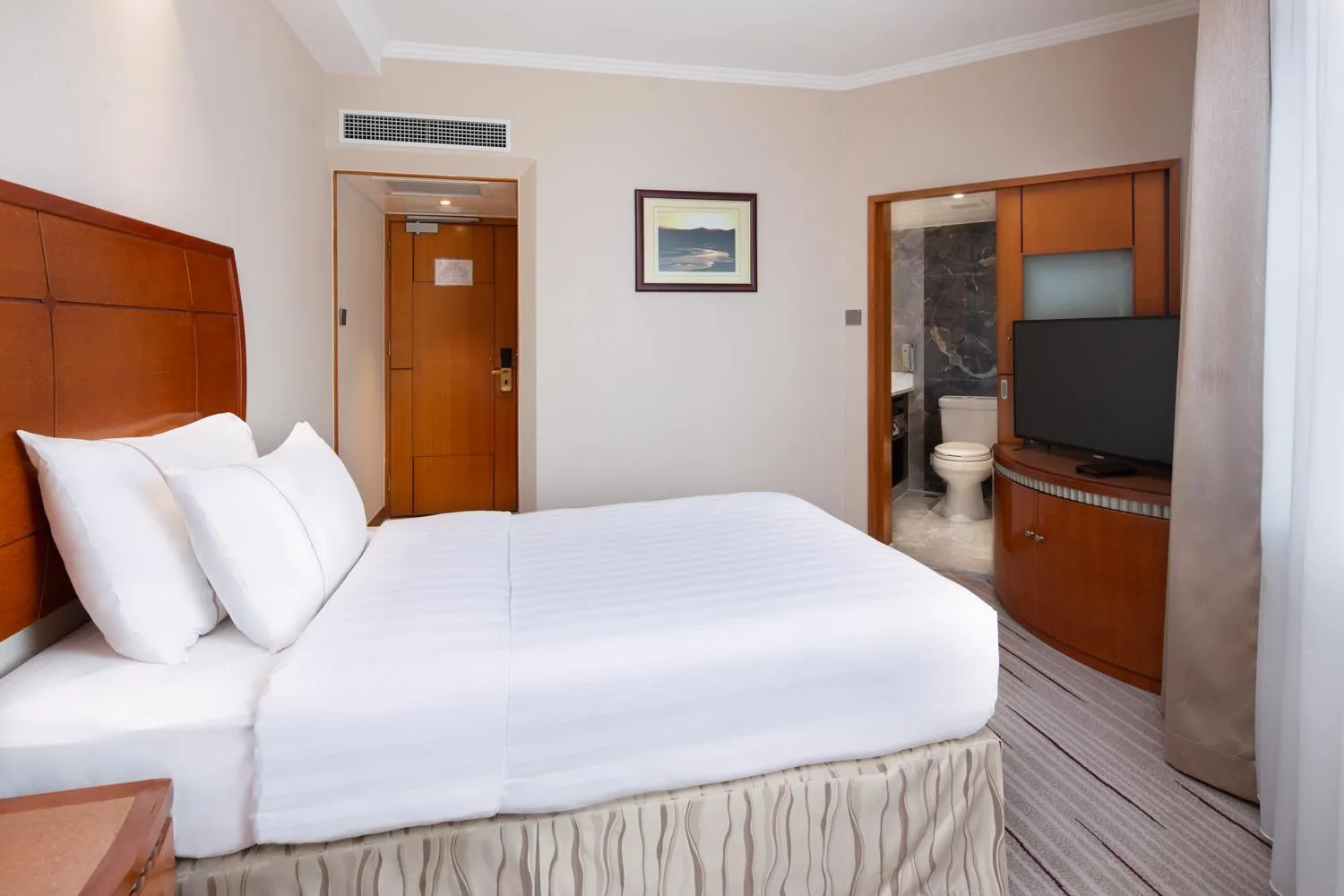 Photo of the whole room, Bed in Jianguo Hotel Shanghai