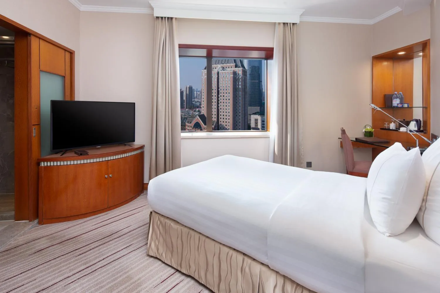 Photo of the whole room, Bed in Jianguo Hotel Shanghai