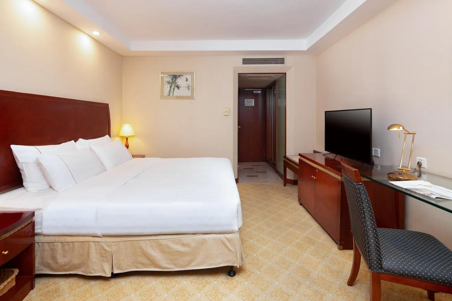 Photo of the whole room, Bed in Jianguo Hotel Shanghai
