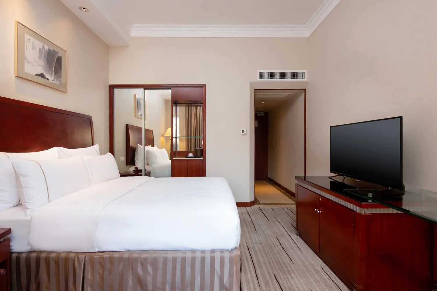 Photo of the whole room, Bed in Jianguo Hotel Shanghai