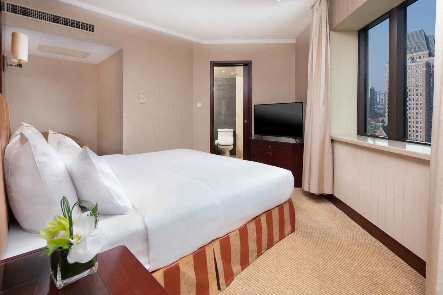 Photo of the whole room, Bed in Jianguo Hotel Shanghai