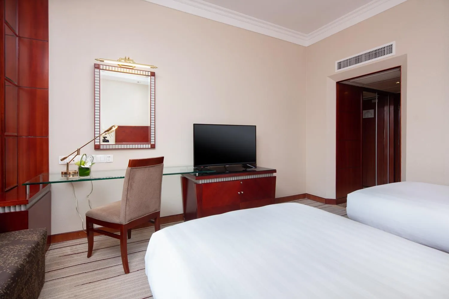 Photo of the whole room, Bed in Jianguo Hotel Shanghai