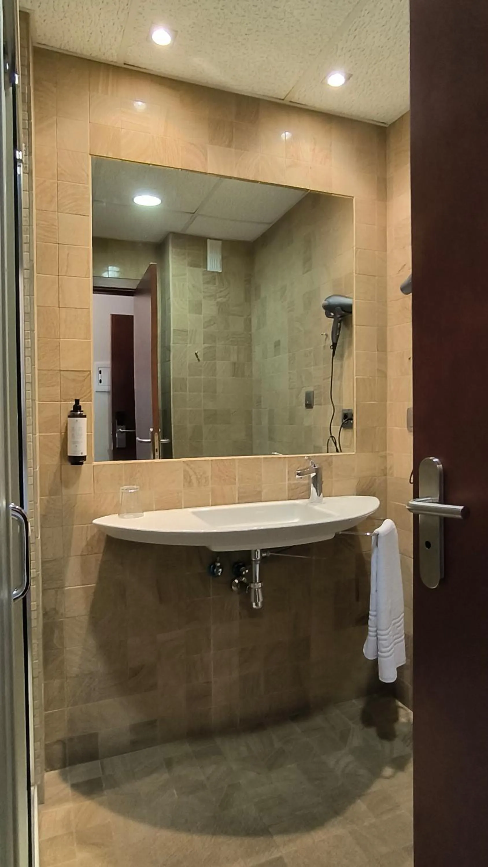 Shower in Hotel Baeza Monumental by eme hoteles