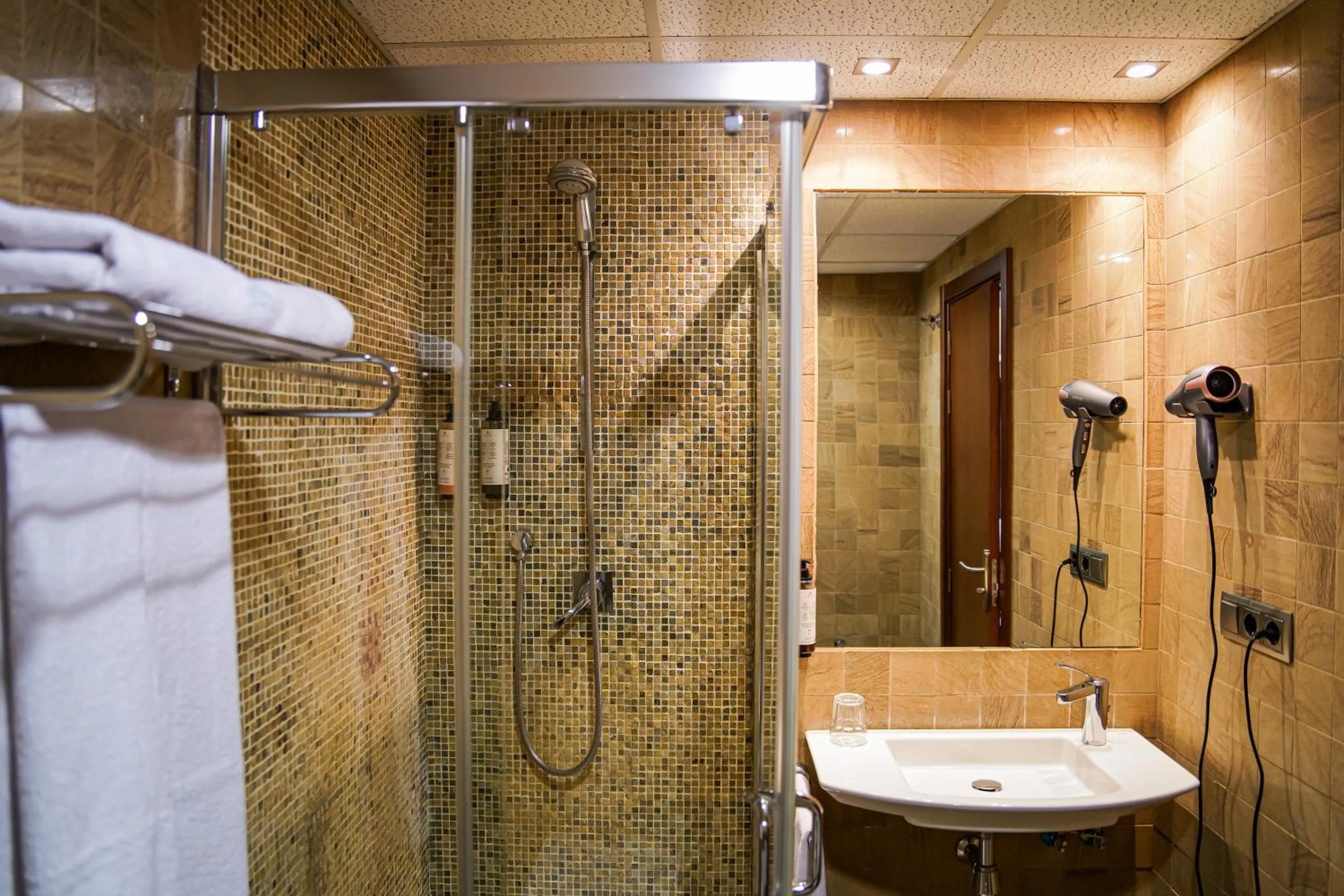 Shower in Hotel Baeza Monumental by eme hoteles