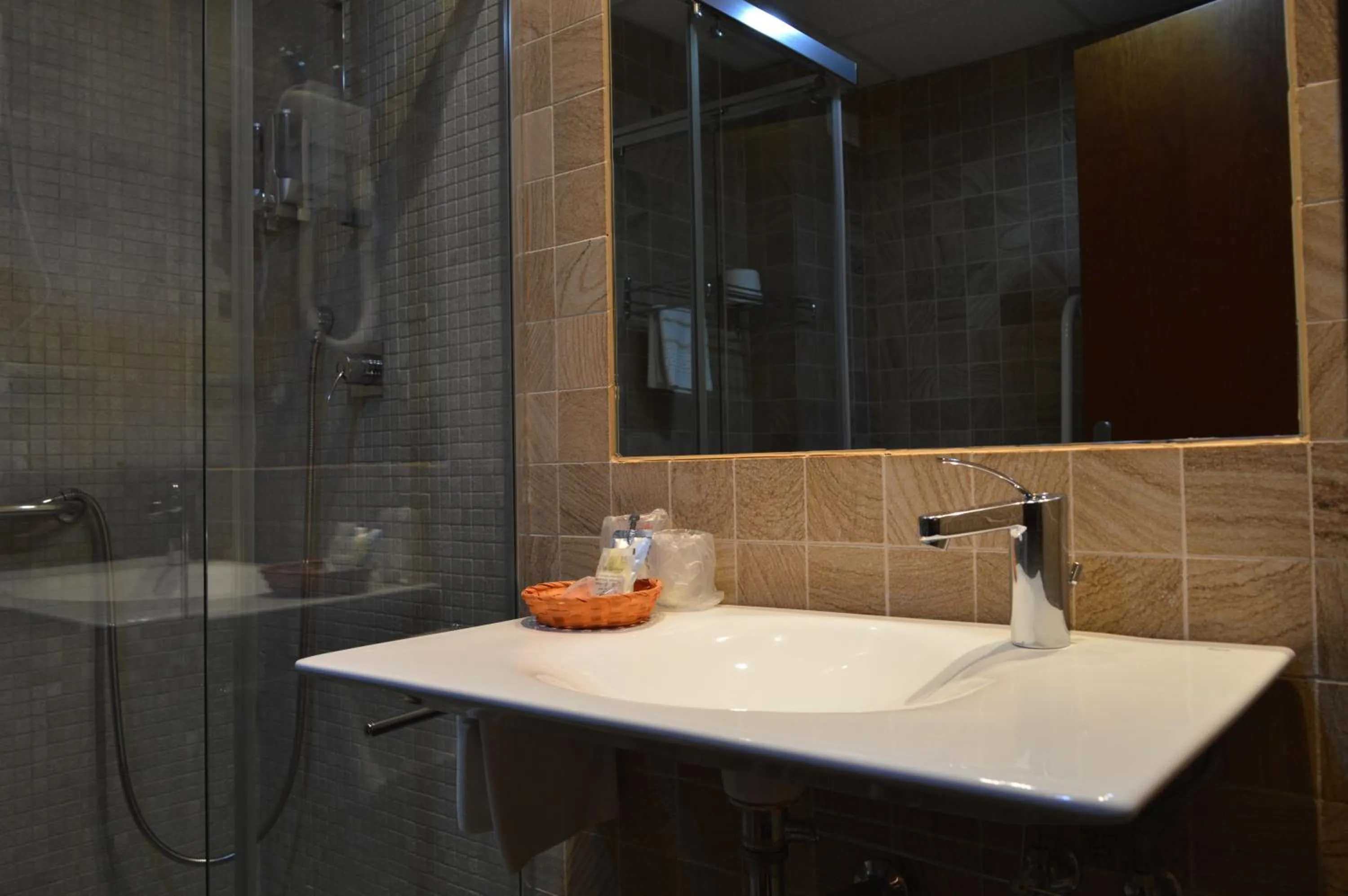 Shower in Hotel Baeza Monumental by eme hoteles