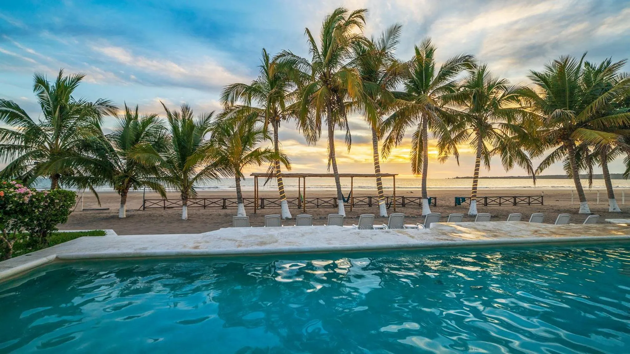 Swimming pool in Hotel Bahía Paraíso