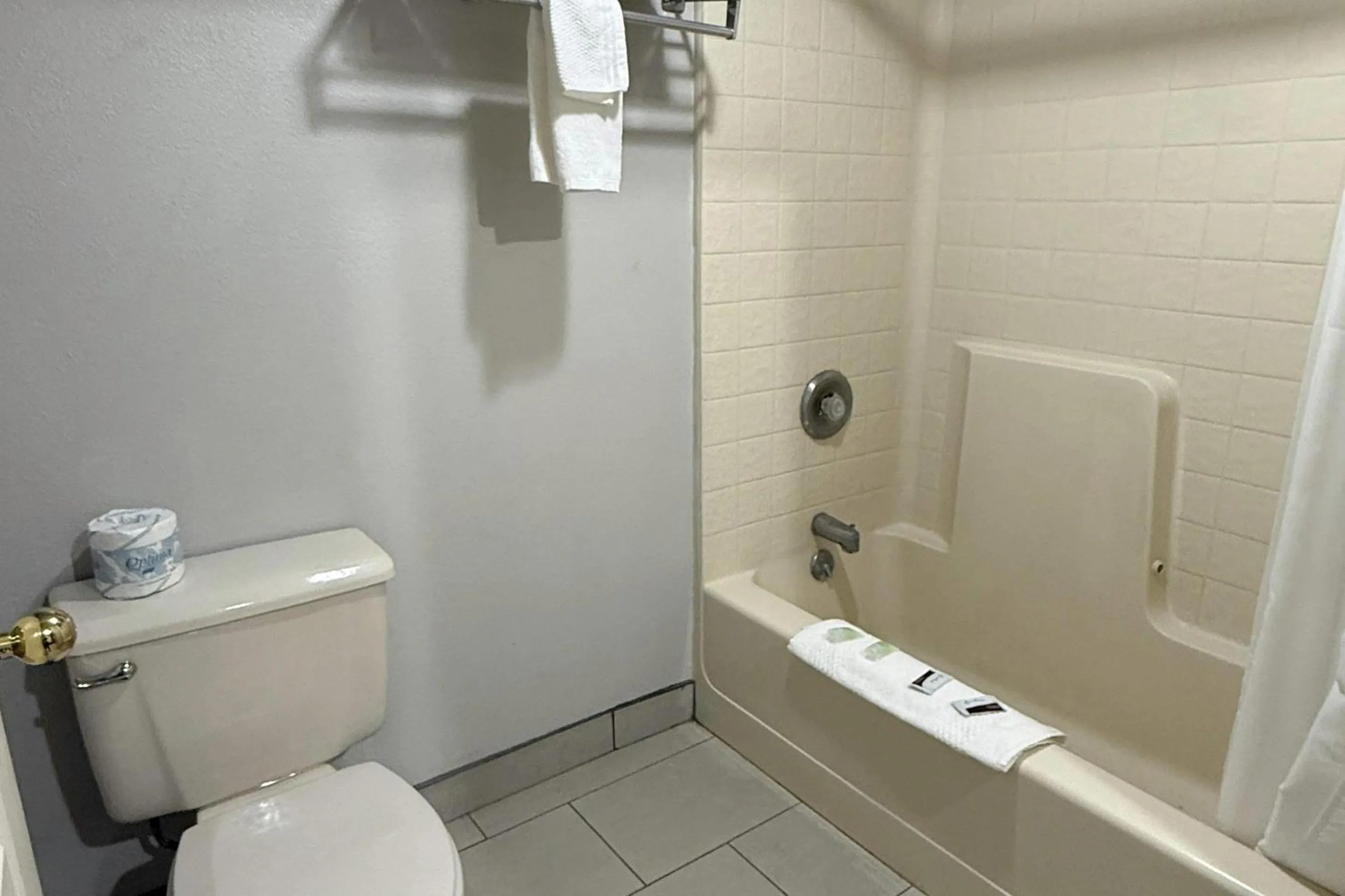 Bedroom in Rodeway Inn - SFI Winnemucca