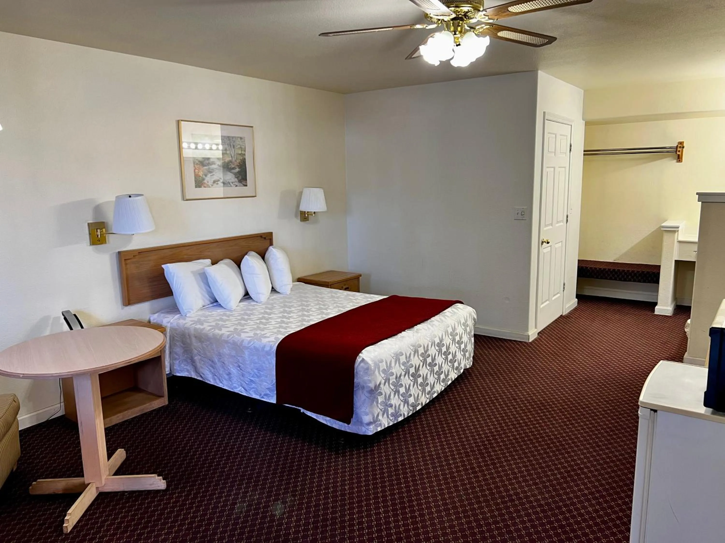 Queen Room - Accessible/Non Smoking in Rodeway Inn - SFI Winnemucca