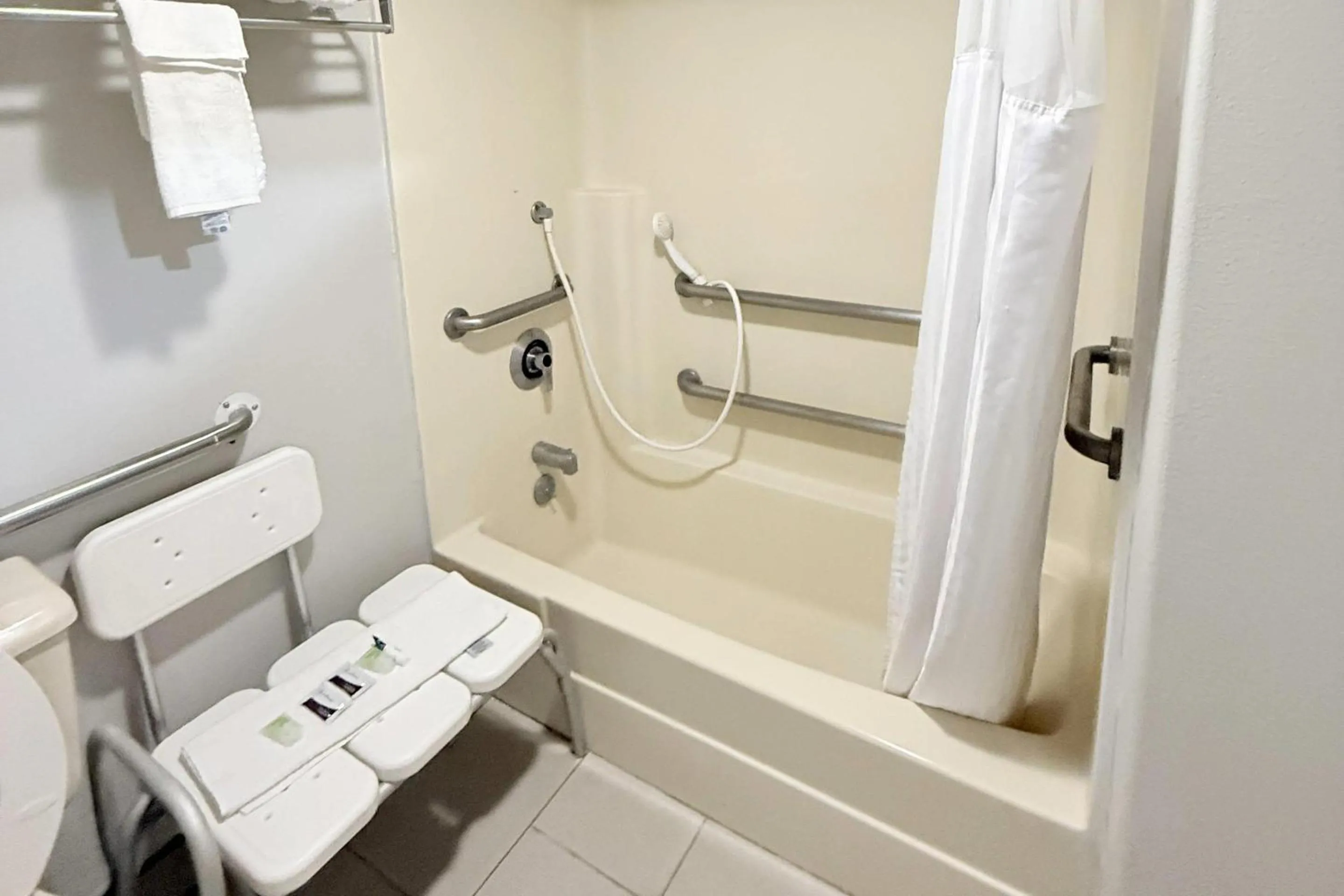 Bedroom in Rodeway Inn - SFI Winnemucca