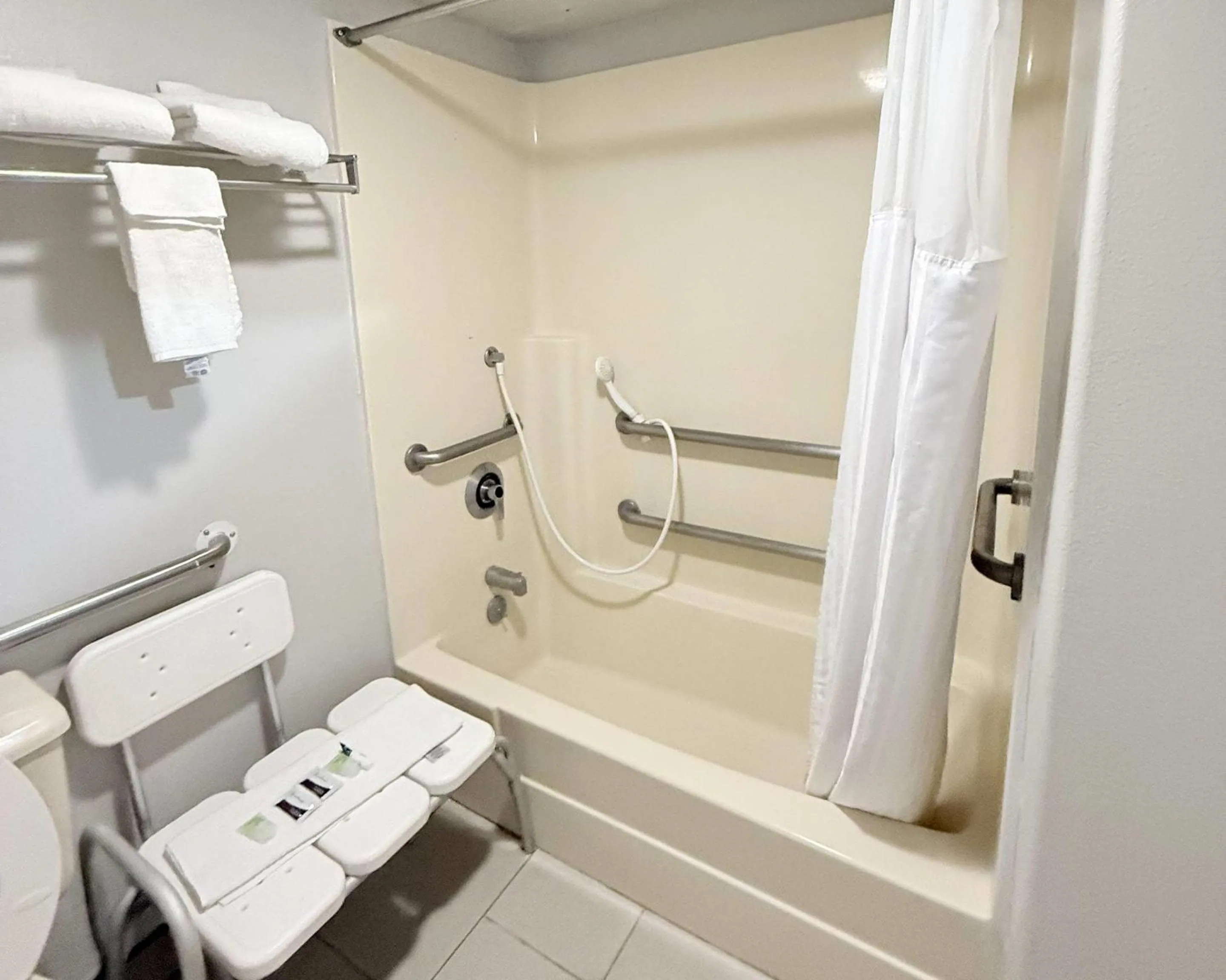 Bedroom in Rodeway Inn - SFI Winnemucca