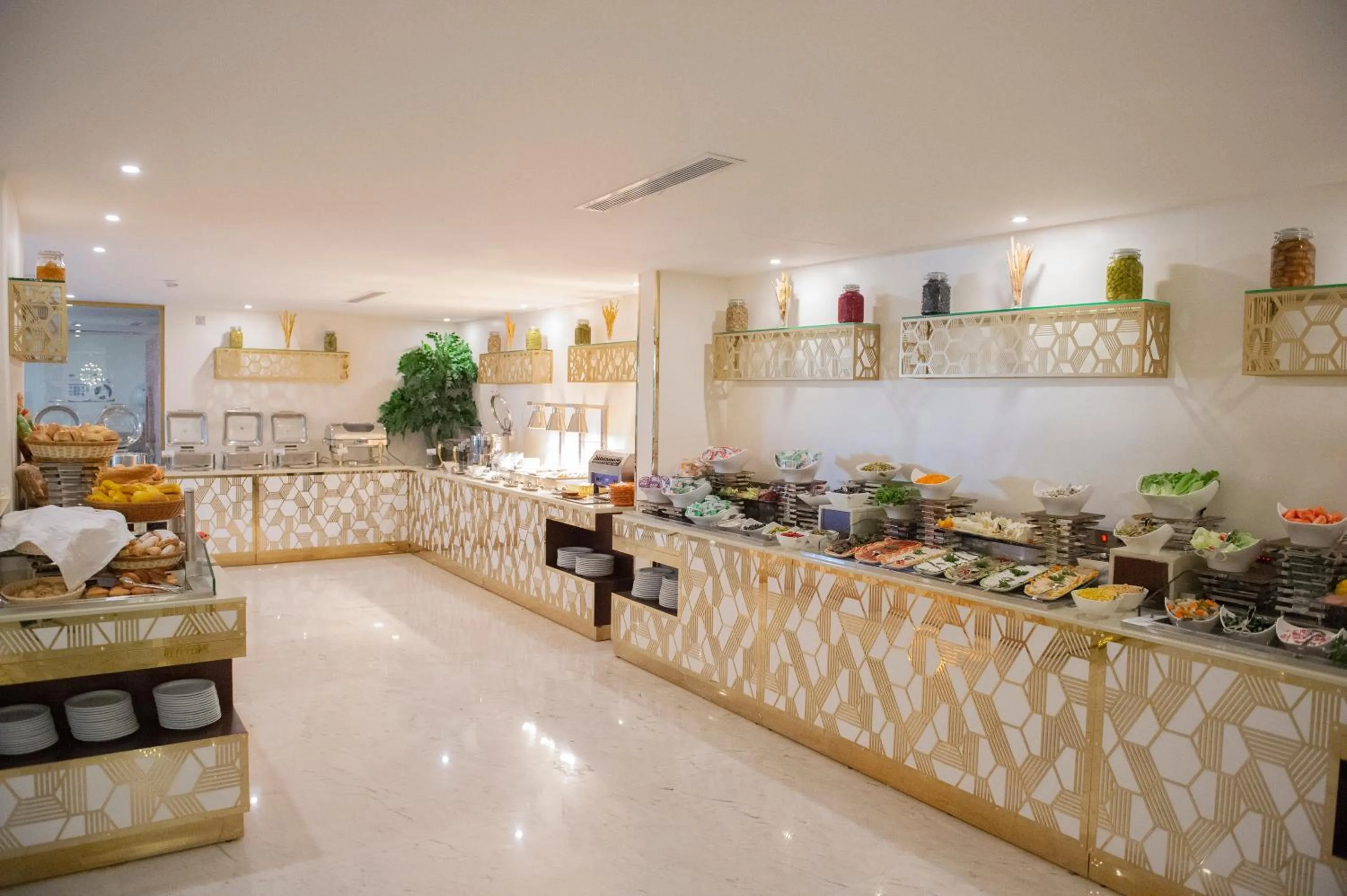 Restaurant/places to eat in Gorash Hotel