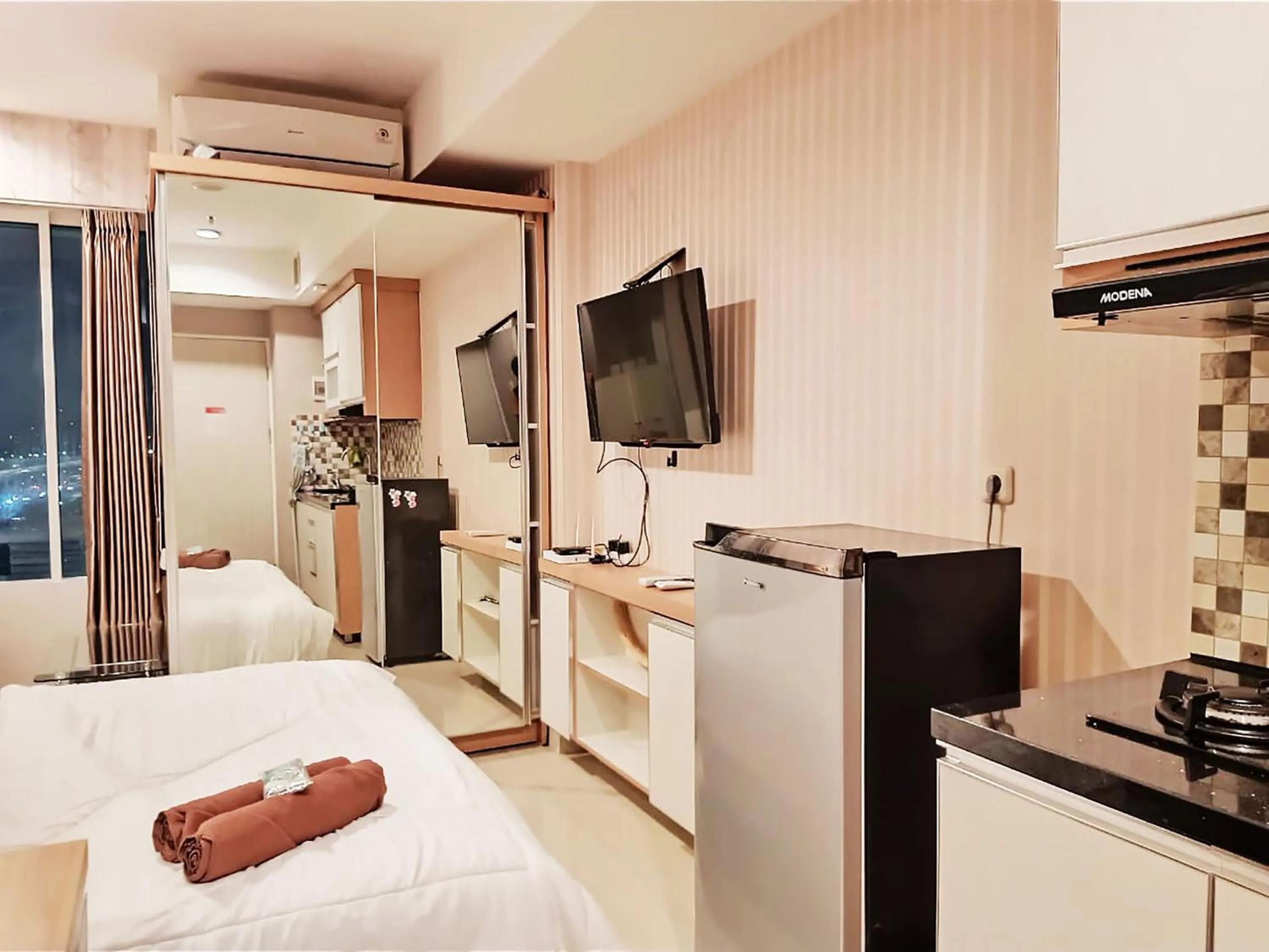 TV and multimedia, Bed in Apartemen Grand Kamala Lagoon by 21 Room