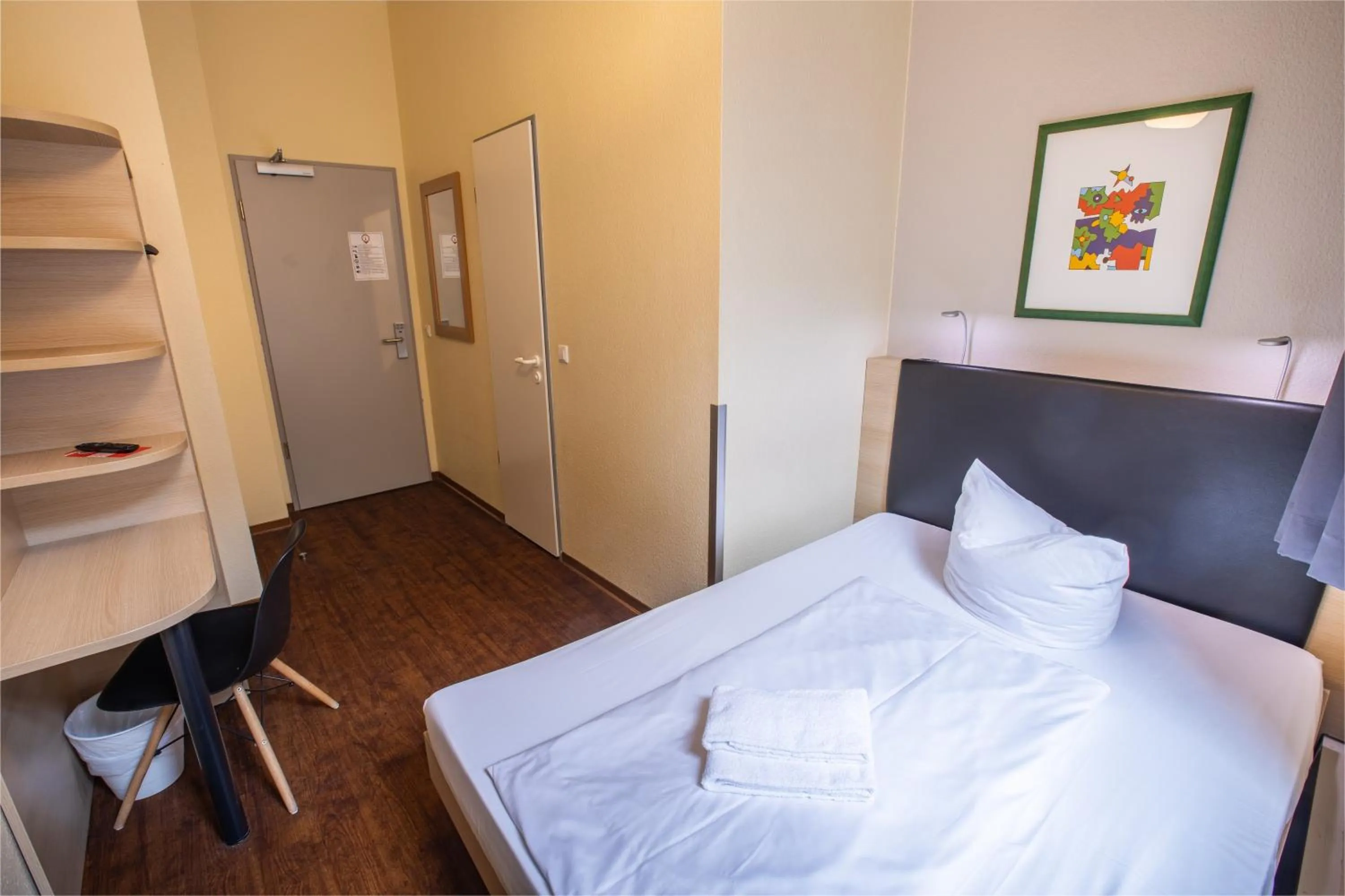 Bedroom, Bed in acama Hotel & Hostel Kreuzberg