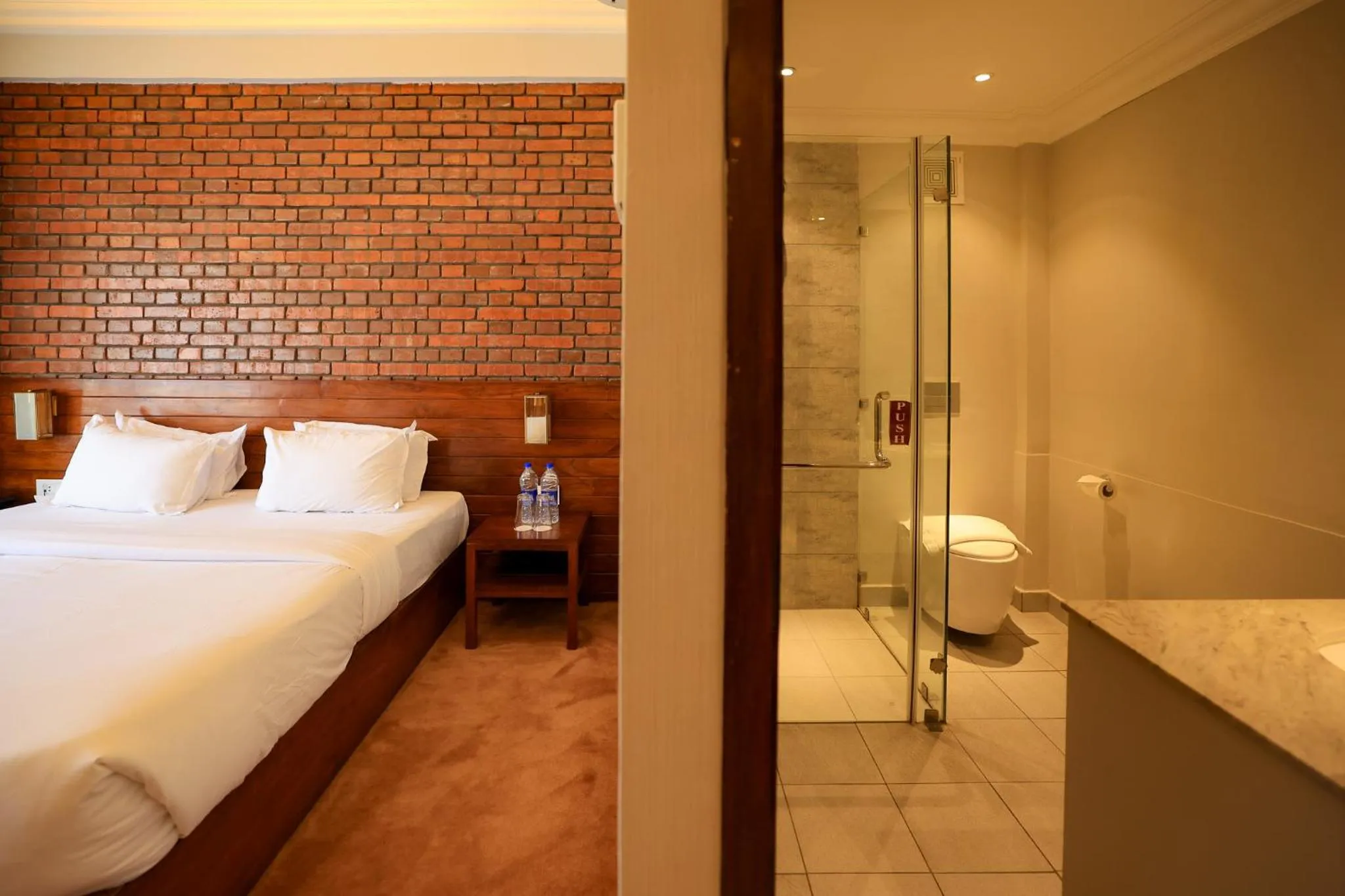Shower, Bed in Hotel Dolmaling