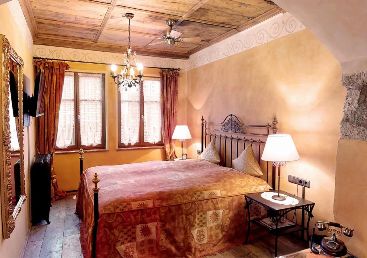 Bed in Historik Hotel Gotisches Haus garni