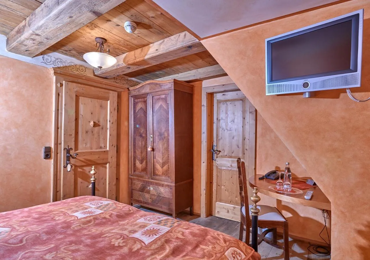 Bed in Historik Hotel Gotisches Haus garni