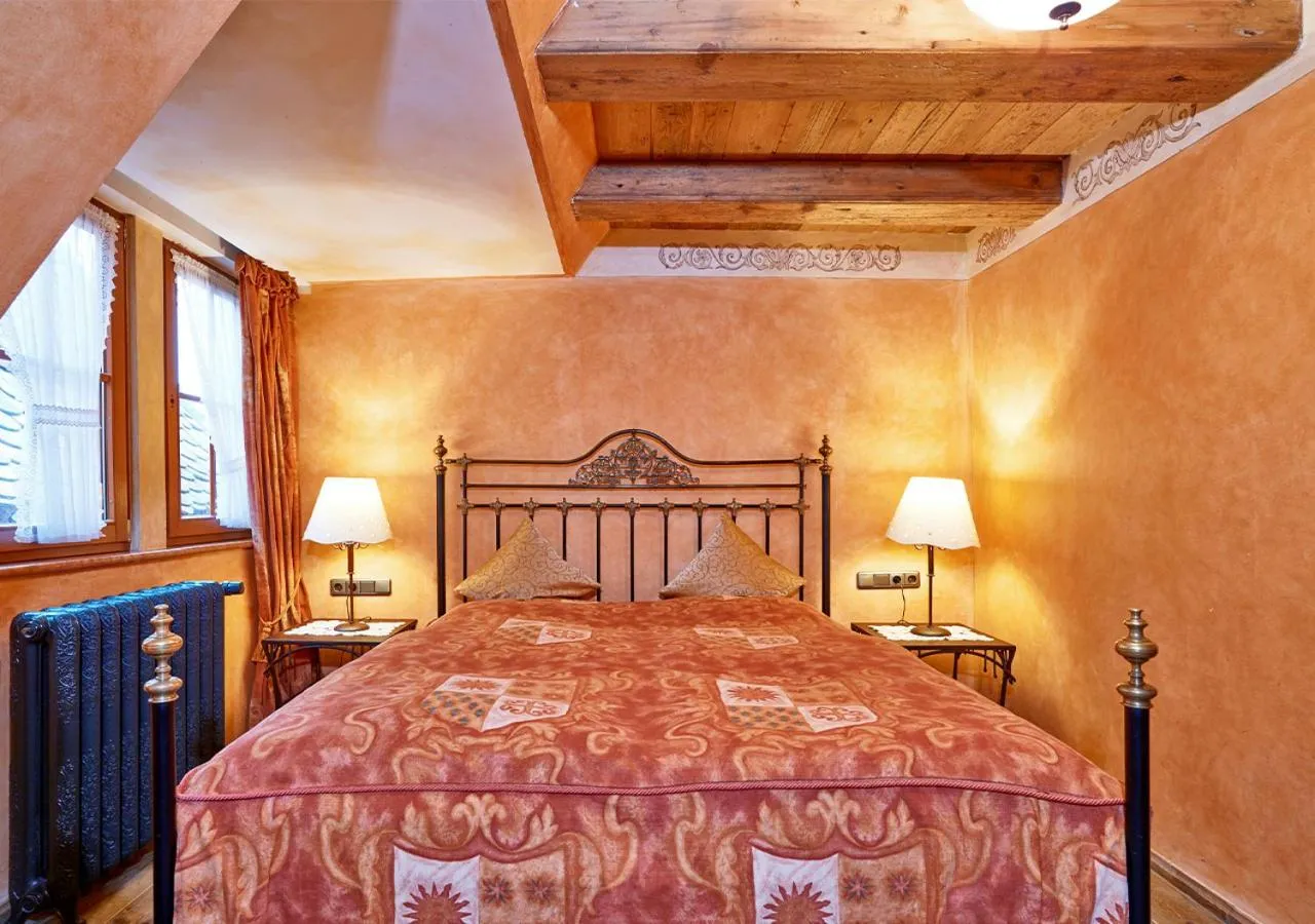 Bed in Historik Hotel Gotisches Haus garni