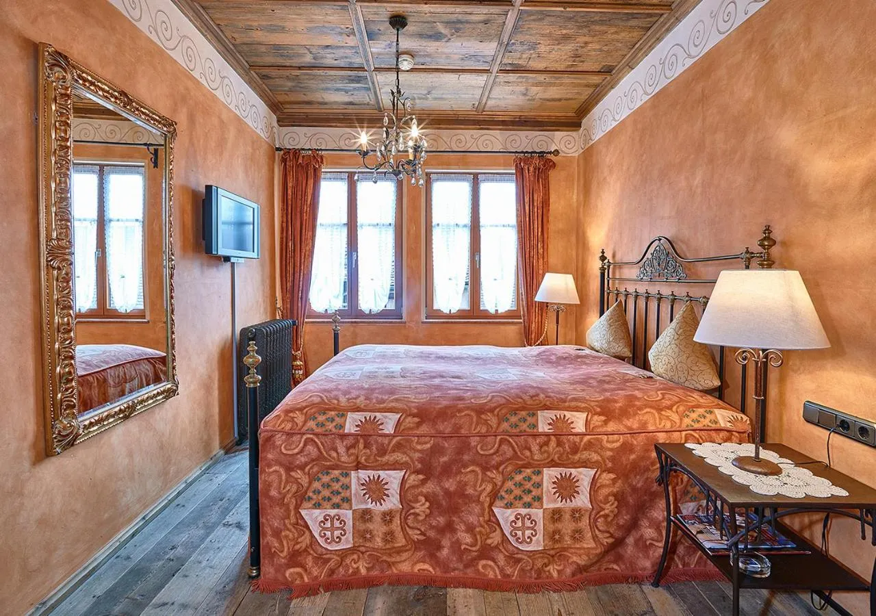 Bed in Historik Hotel Gotisches Haus garni