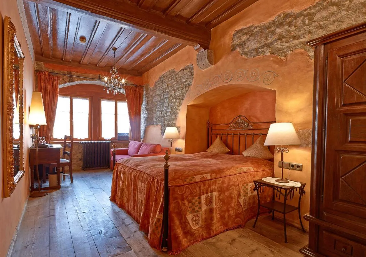 Bed in Historik Hotel Gotisches Haus garni