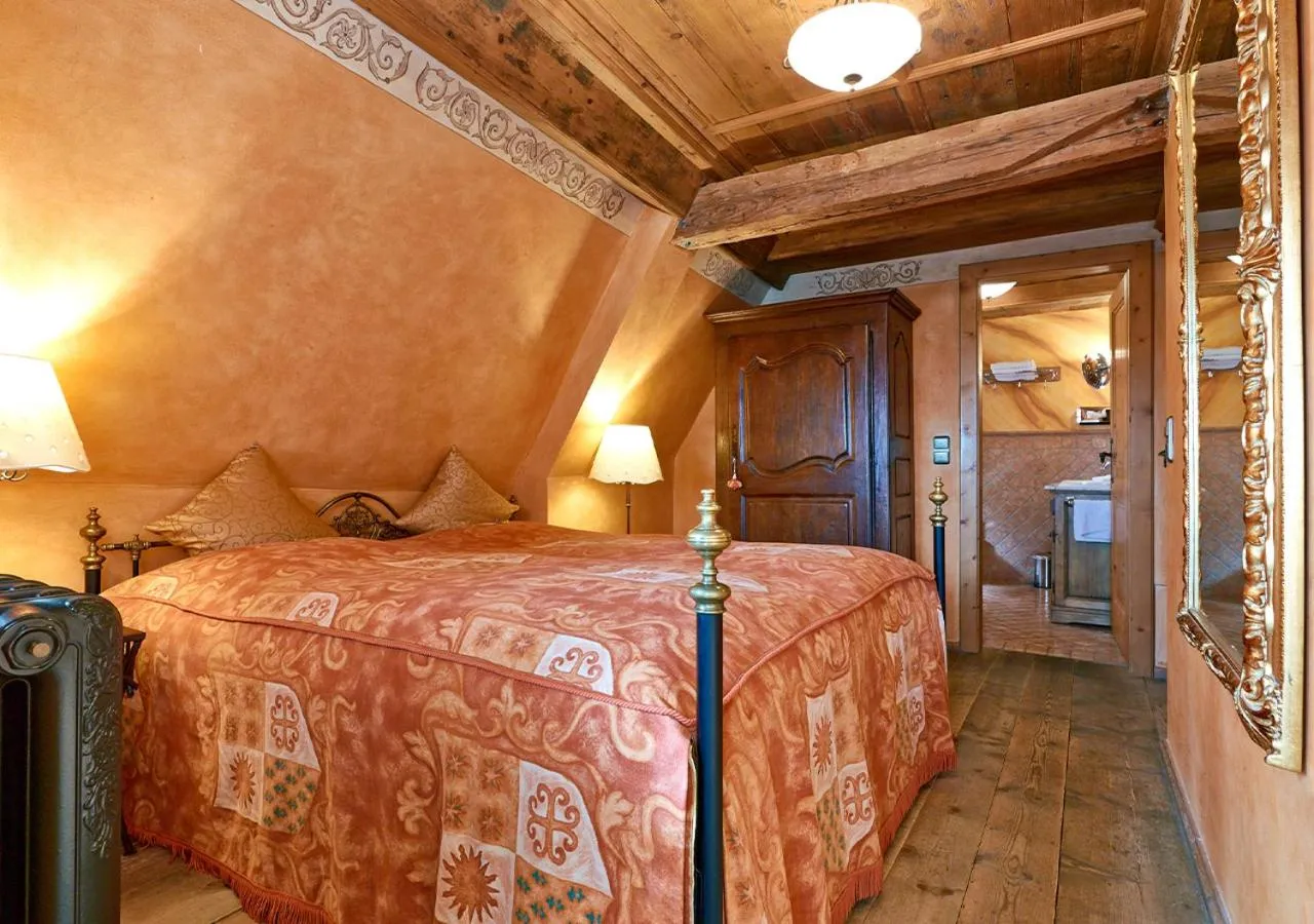 Bed in Historik Hotel Gotisches Haus garni