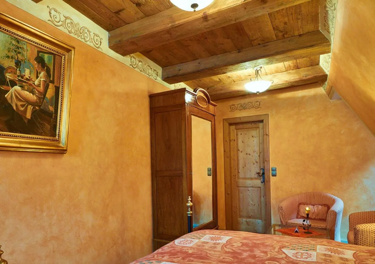 Bed in Historik Hotel Gotisches Haus garni