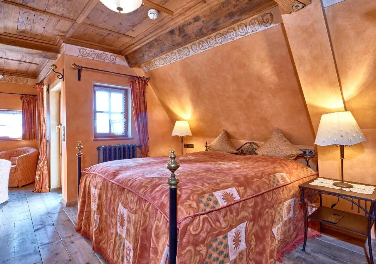 Bed in Historik Hotel Gotisches Haus garni