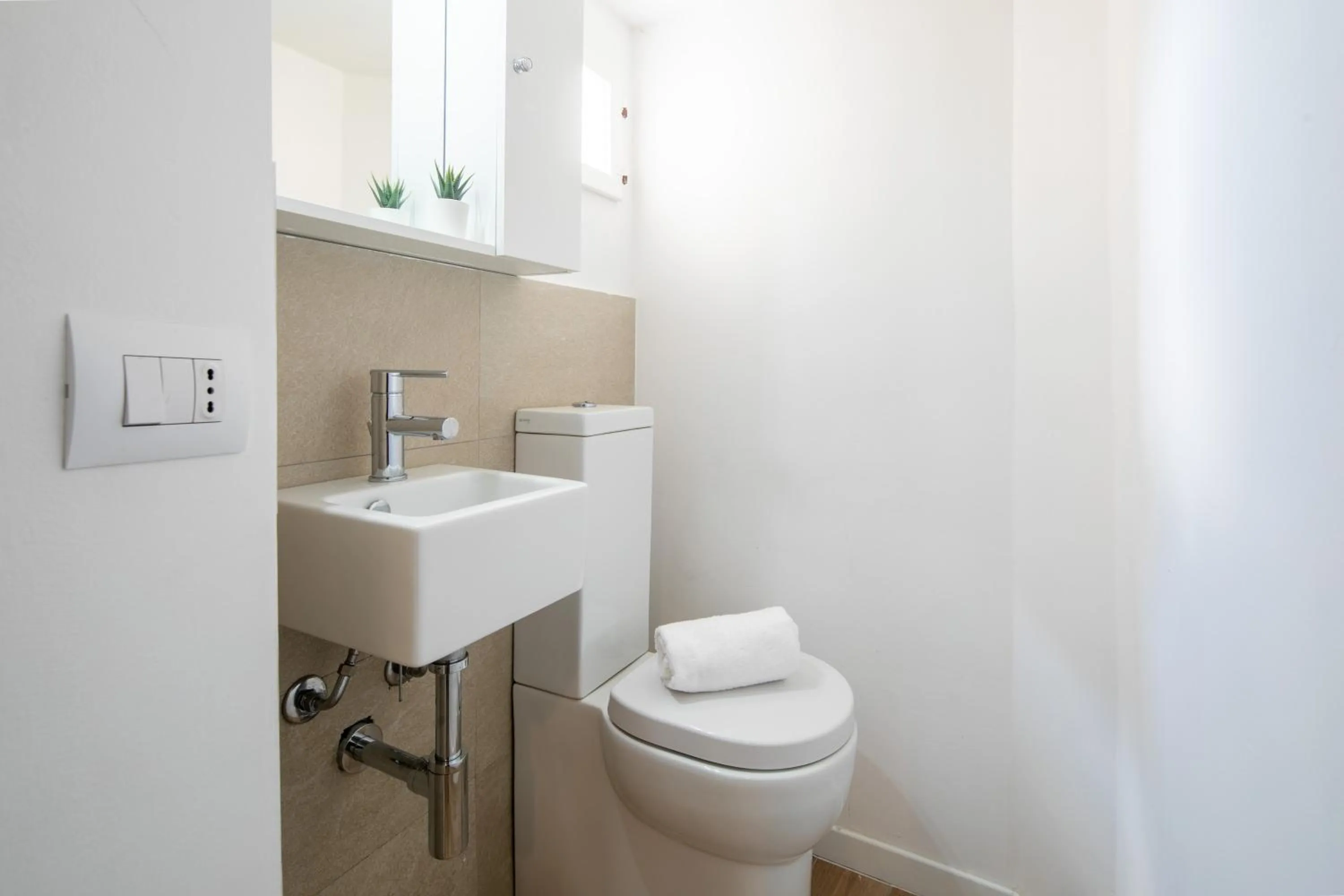 Bathroom in Pepi Modern by Mmega