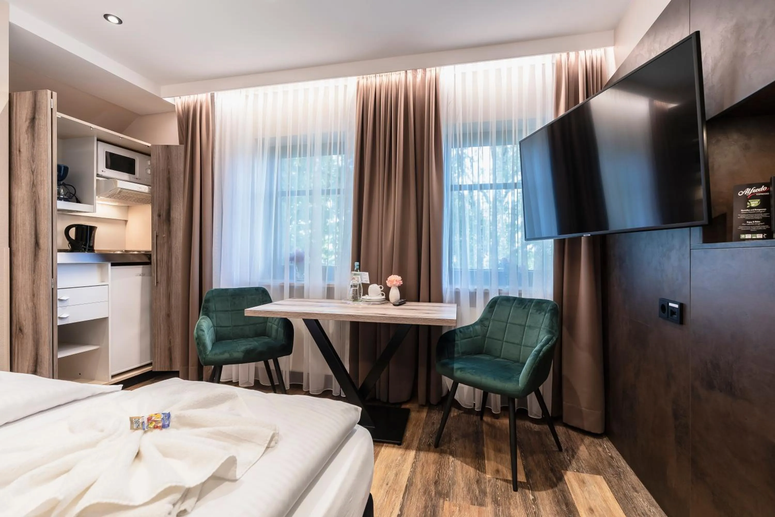 Kitchen or kitchenette, Bed in Hotel Demas München-Unterhaching