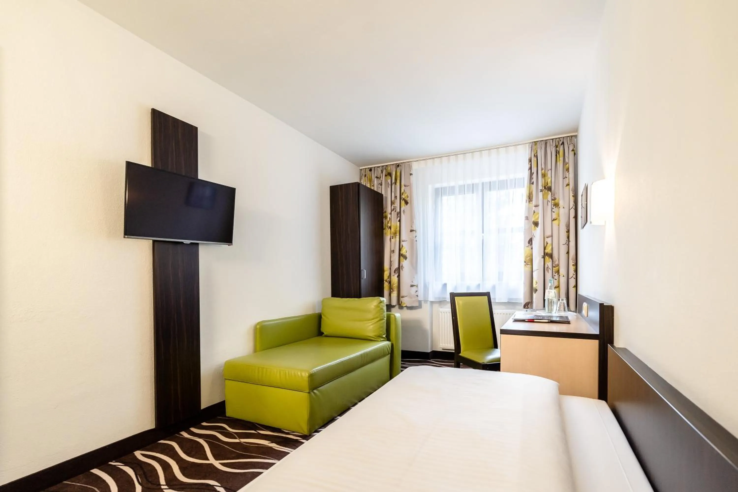 Photo of the whole room, Bed in Hotel Demas München-Unterhaching