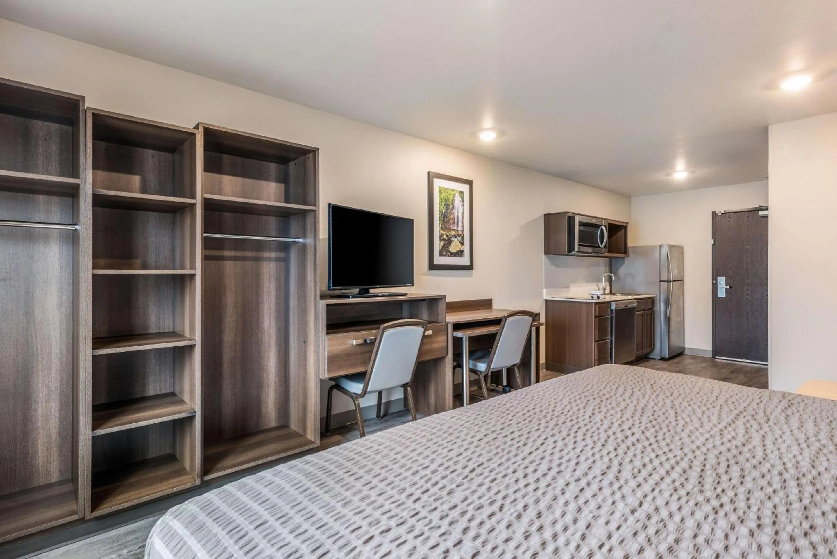 Photo of the whole room, Bed in WoodSpring Suites Linden