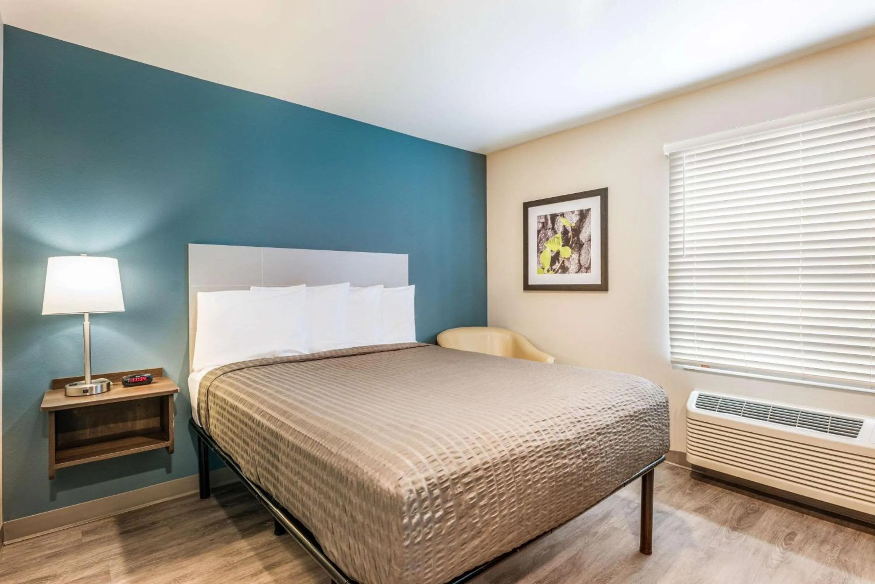 Photo of the whole room, Bed in WoodSpring Suites Linden