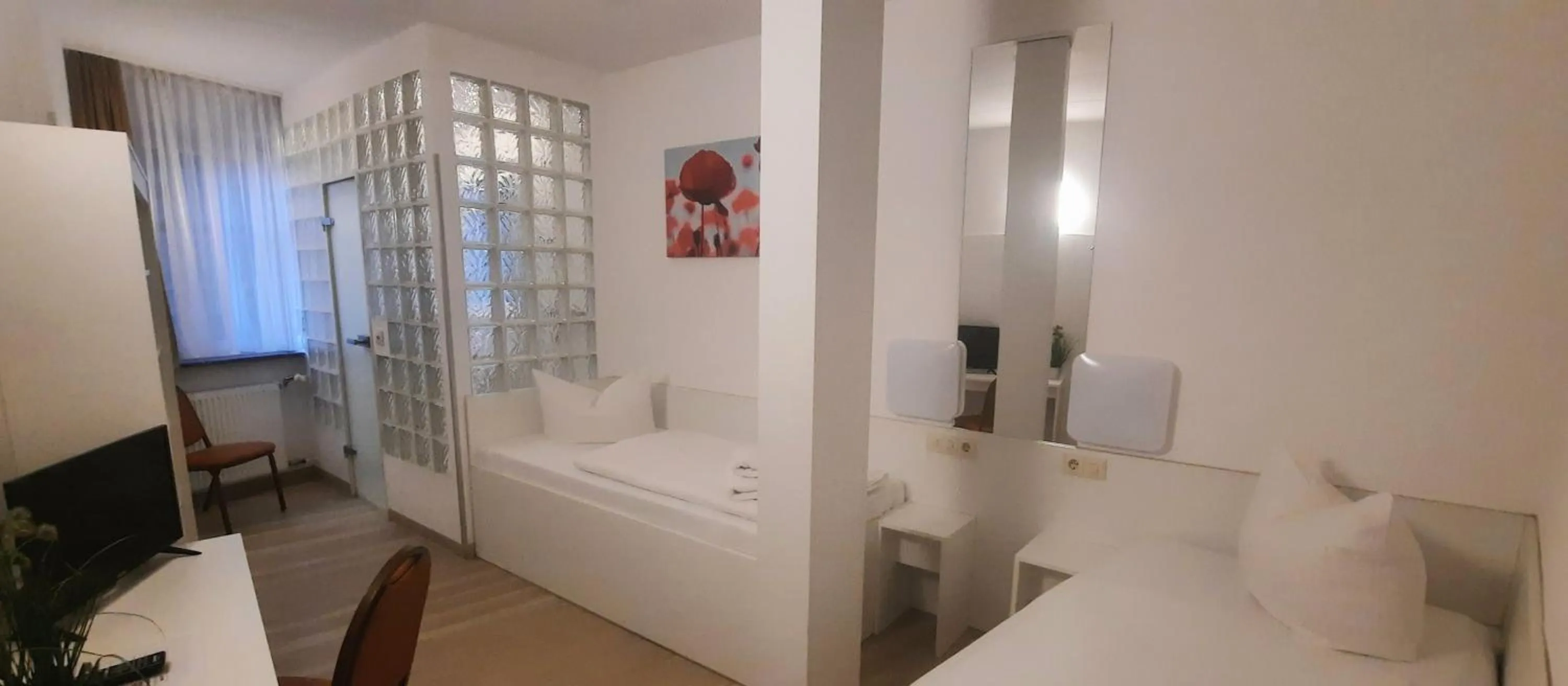 Photo of the whole room, Bed in Central-Hotel Tegel