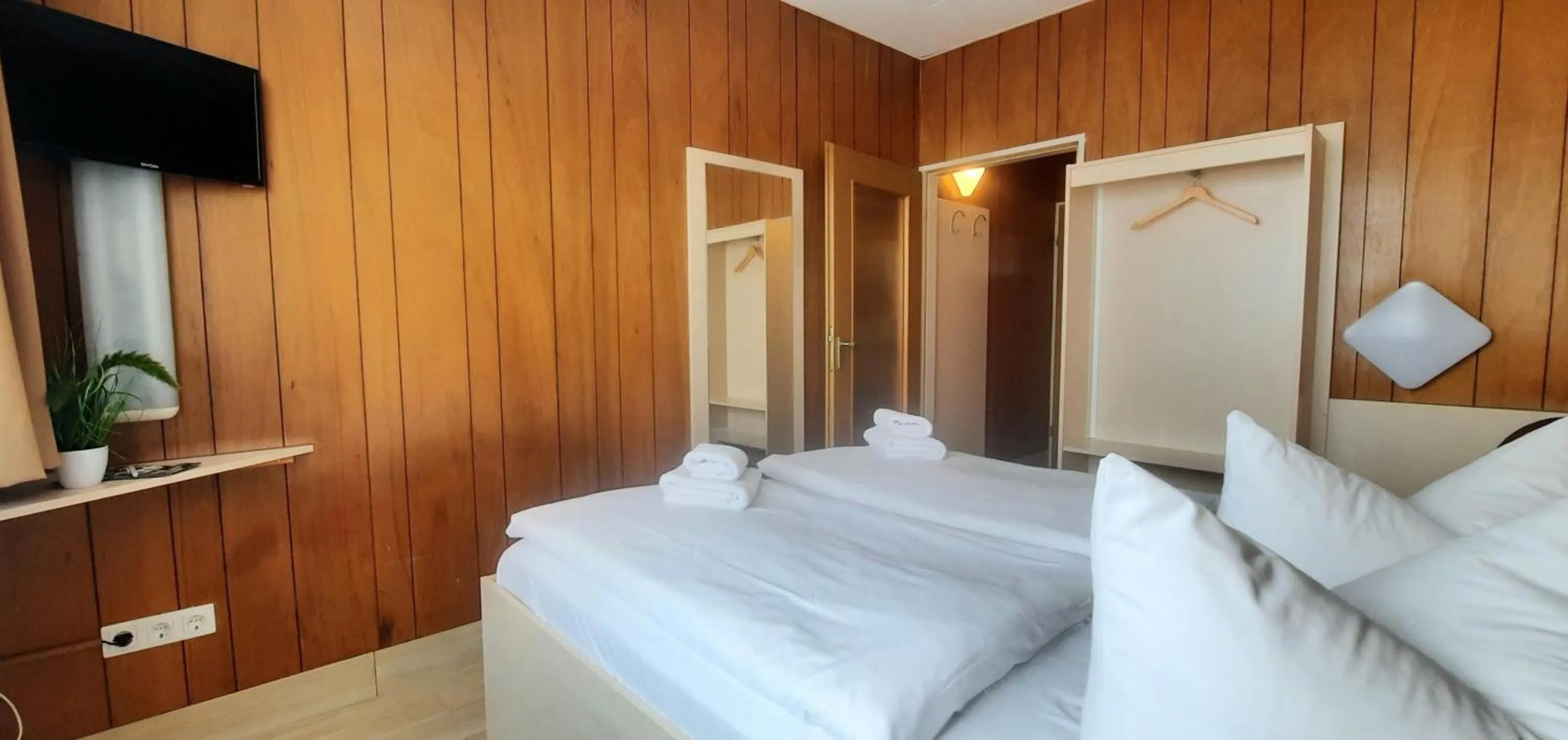 Photo of the whole room, Bed in Central-Hotel Tegel