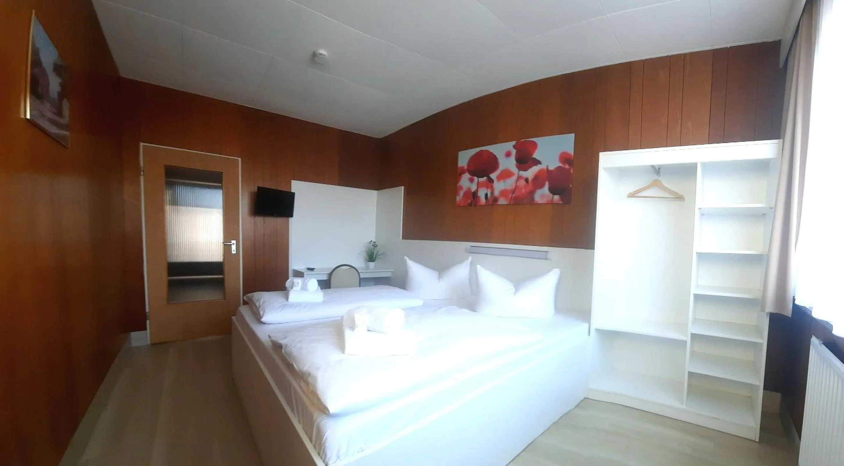 Photo of the whole room, Bed in Central-Hotel Tegel