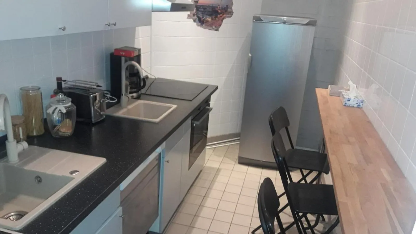 Communal lounge/ TV room in K&S Apartments