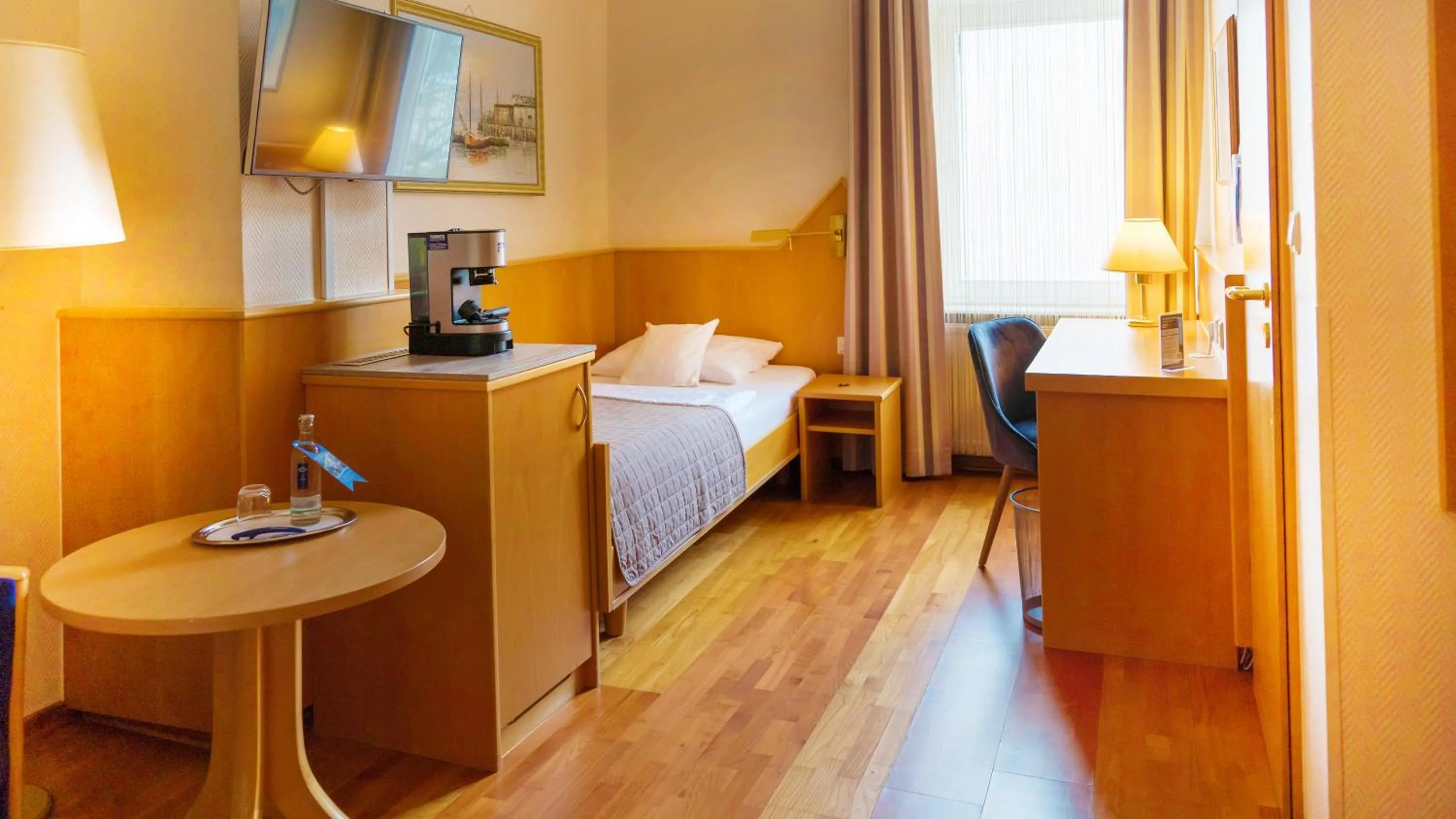 Photo of the whole room, Bed in Komfort Hotel Am Kurpark