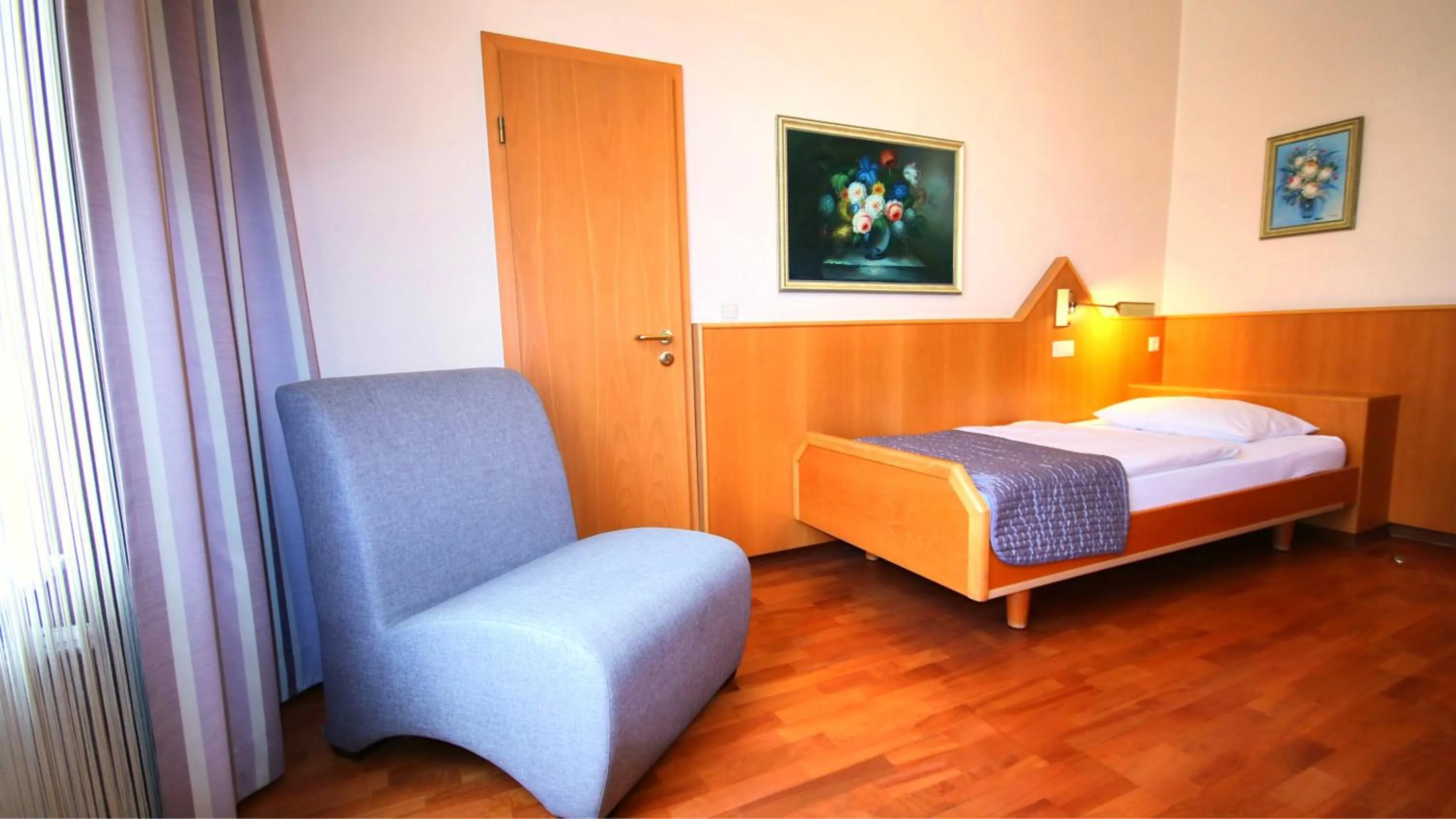 Photo of the whole room, Bed in Komfort Hotel Am Kurpark