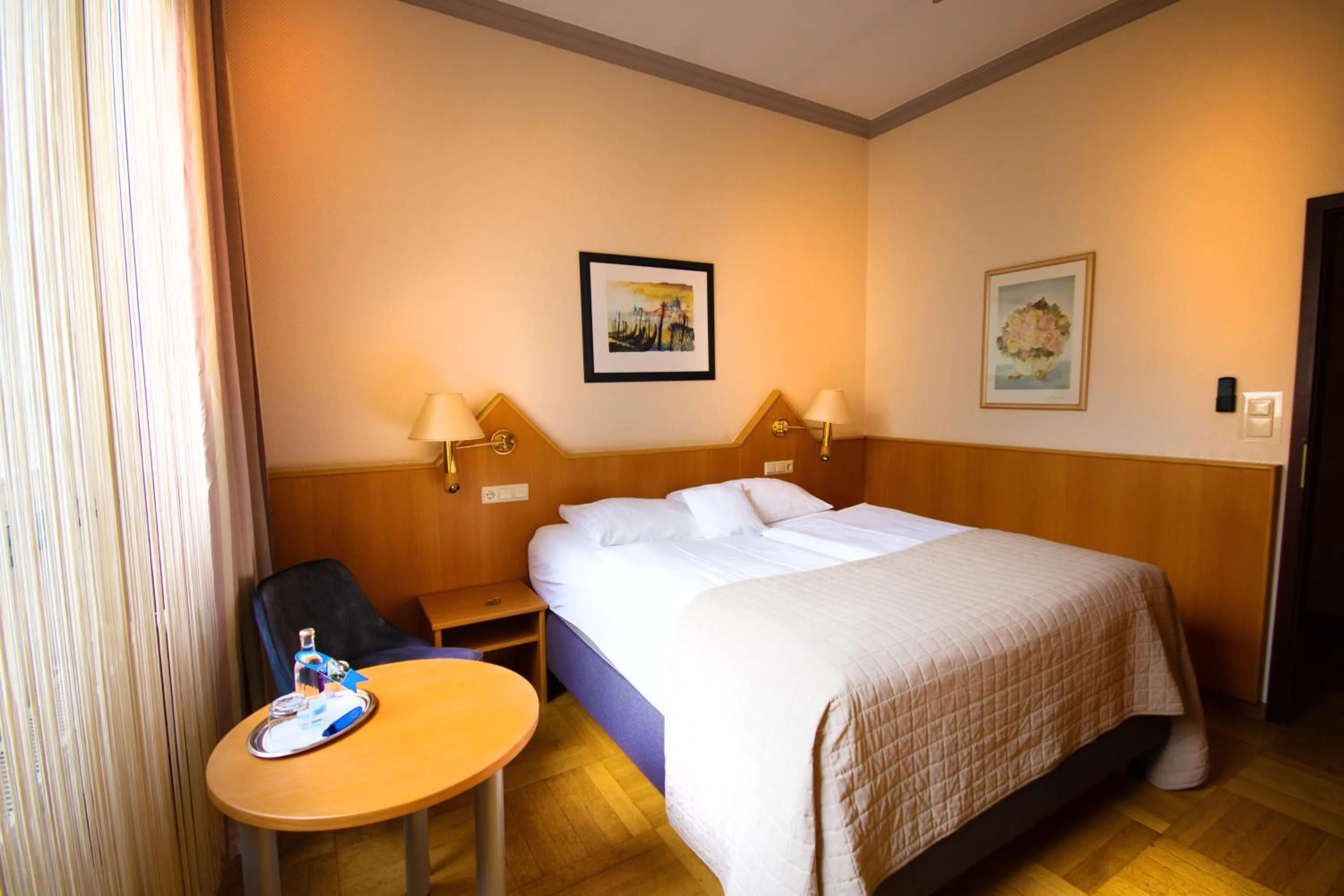 Photo of the whole room, Bed in Komfort Hotel Am Kurpark