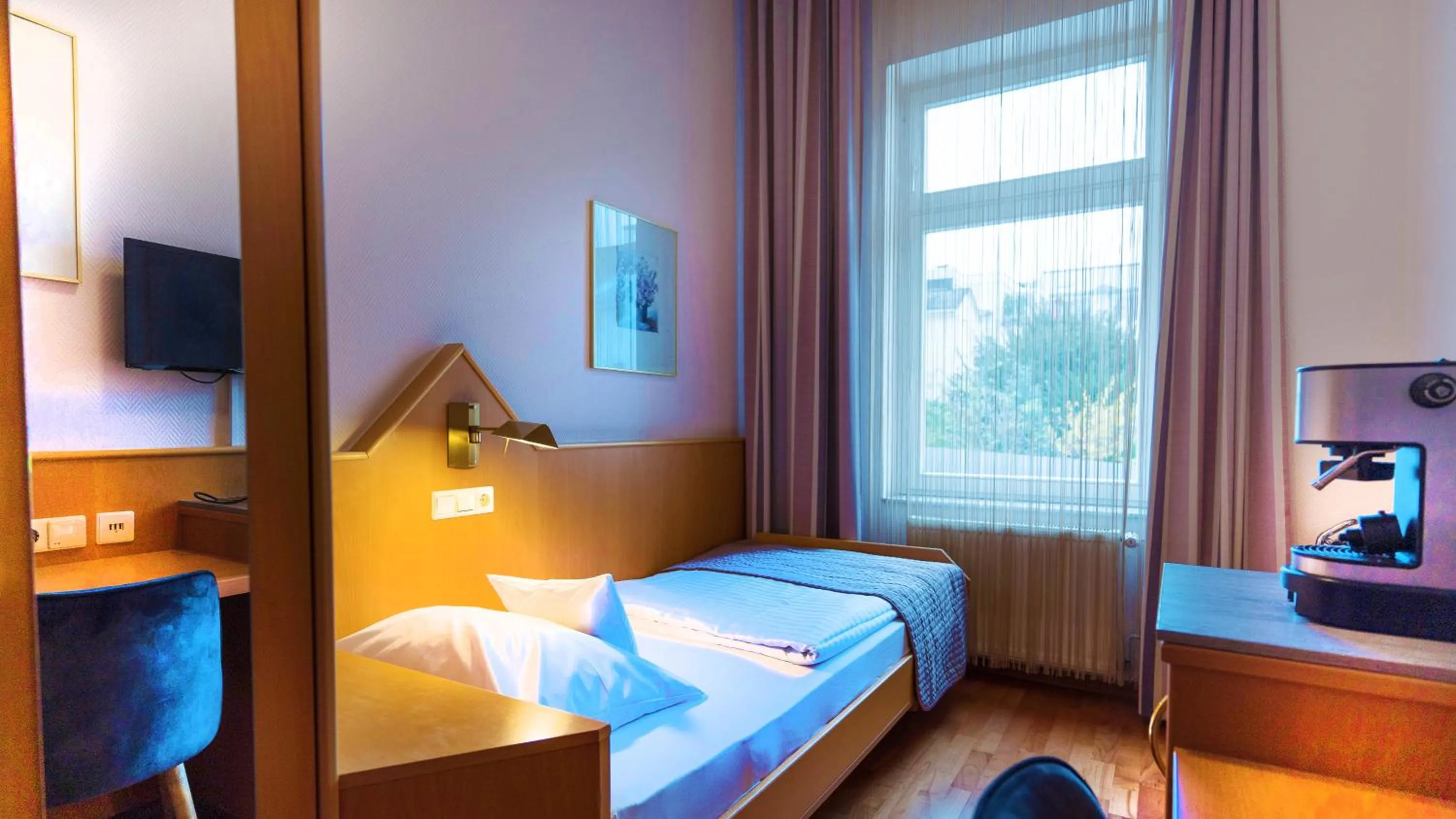 Photo of the whole room, Bed in Komfort Hotel Am Kurpark