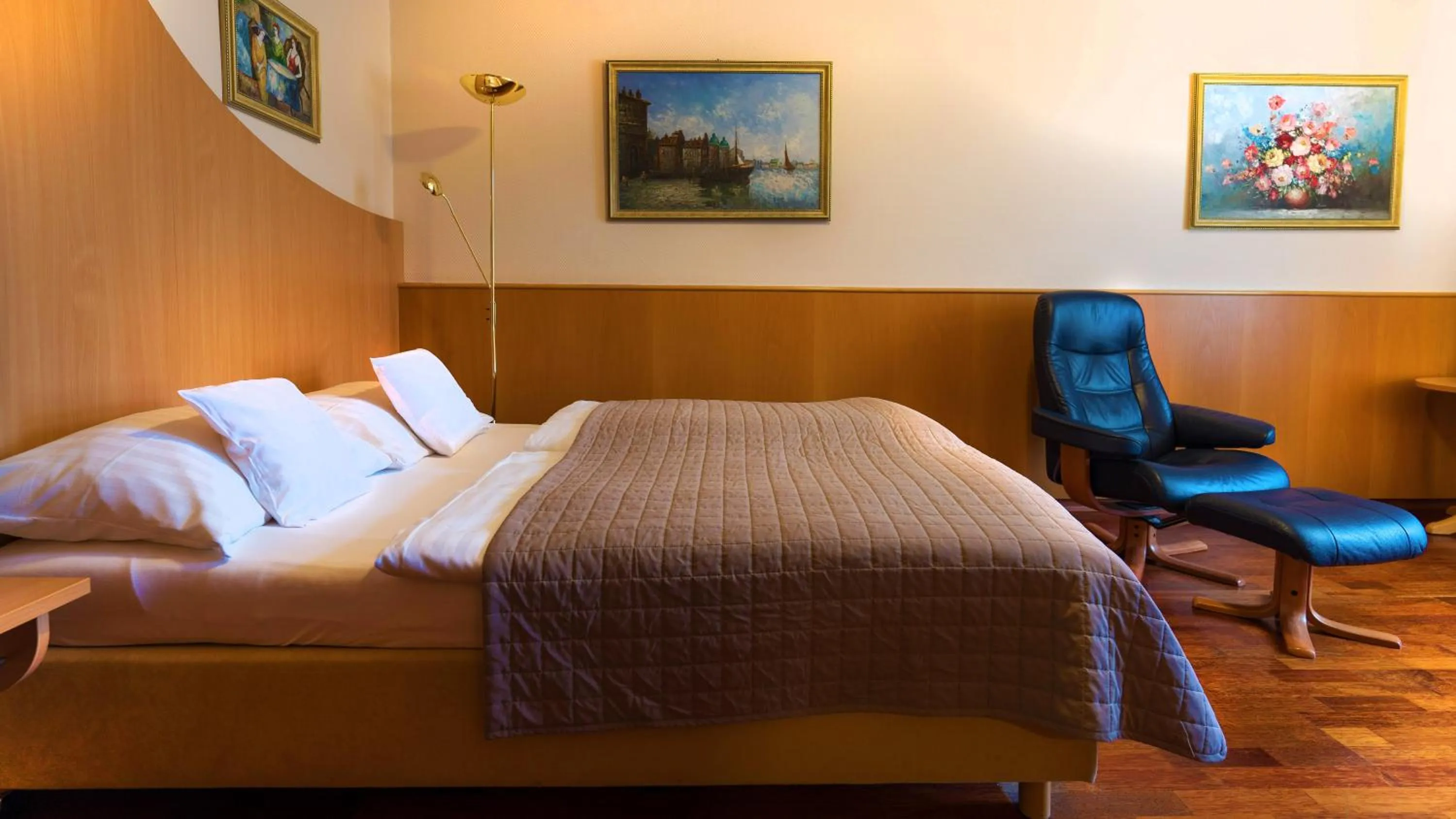 Photo of the whole room, Bed in Komfort Hotel Am Kurpark