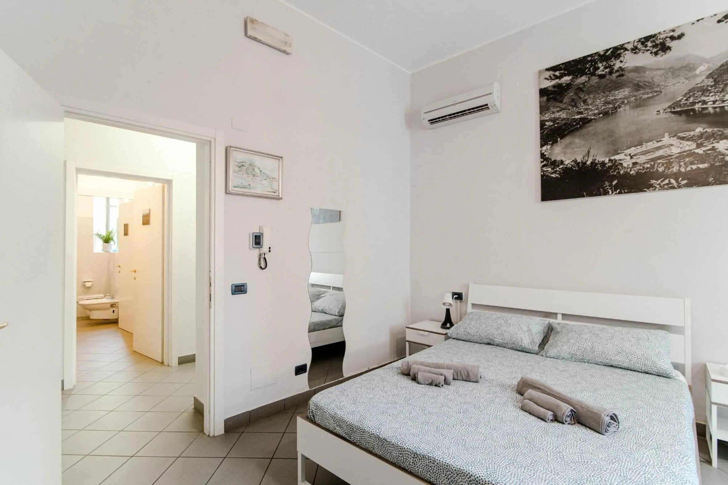 Bedroom, Bed in Downtown Rooms