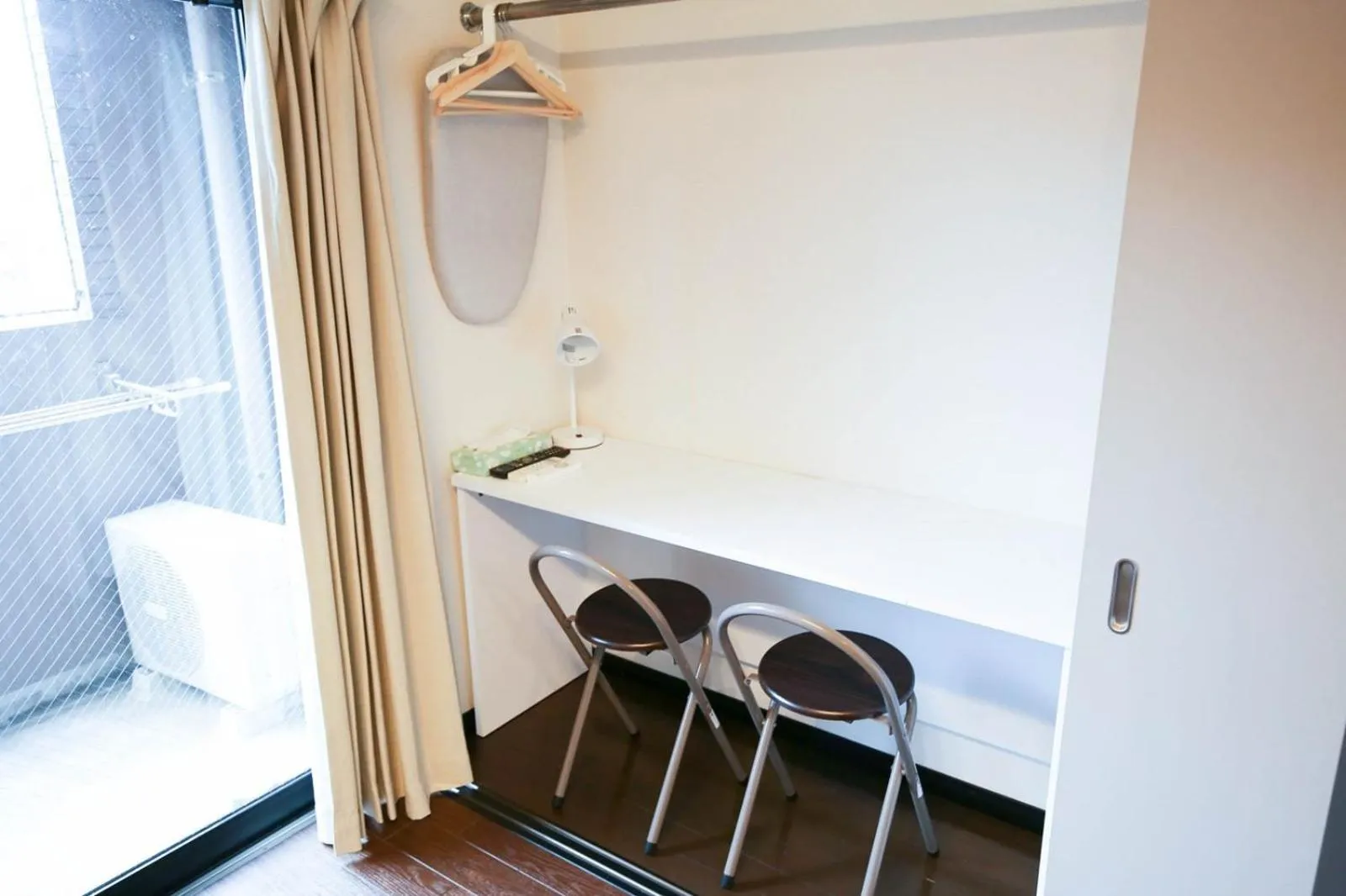 hair dresser in SUMIYOSHI APARTMENT Hotel 住吉アパートメントホテル