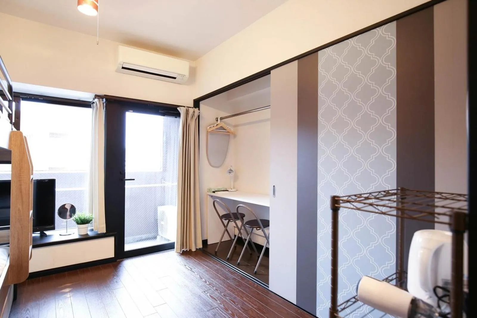 air conditioner in SUMIYOSHI APARTMENT Hotel 住吉アパートメントホテル