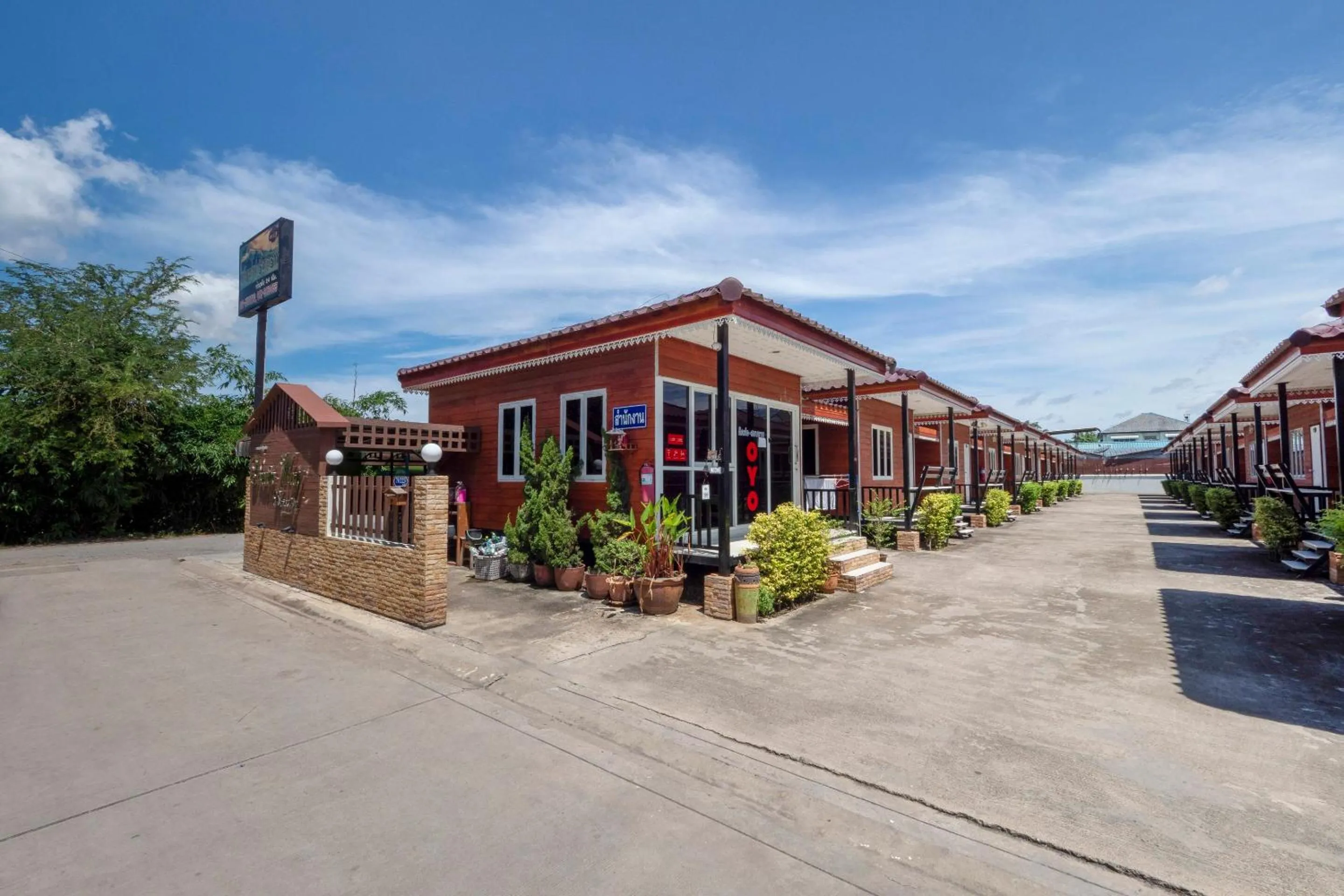 Facade/entrance in OYO 1166 Train Way Resort