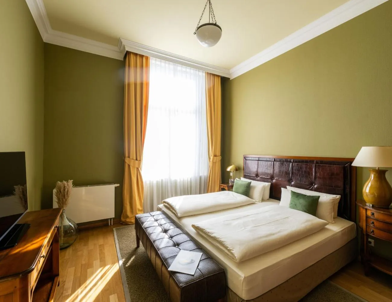 Photo of the whole room, Bed in Louisa's Place