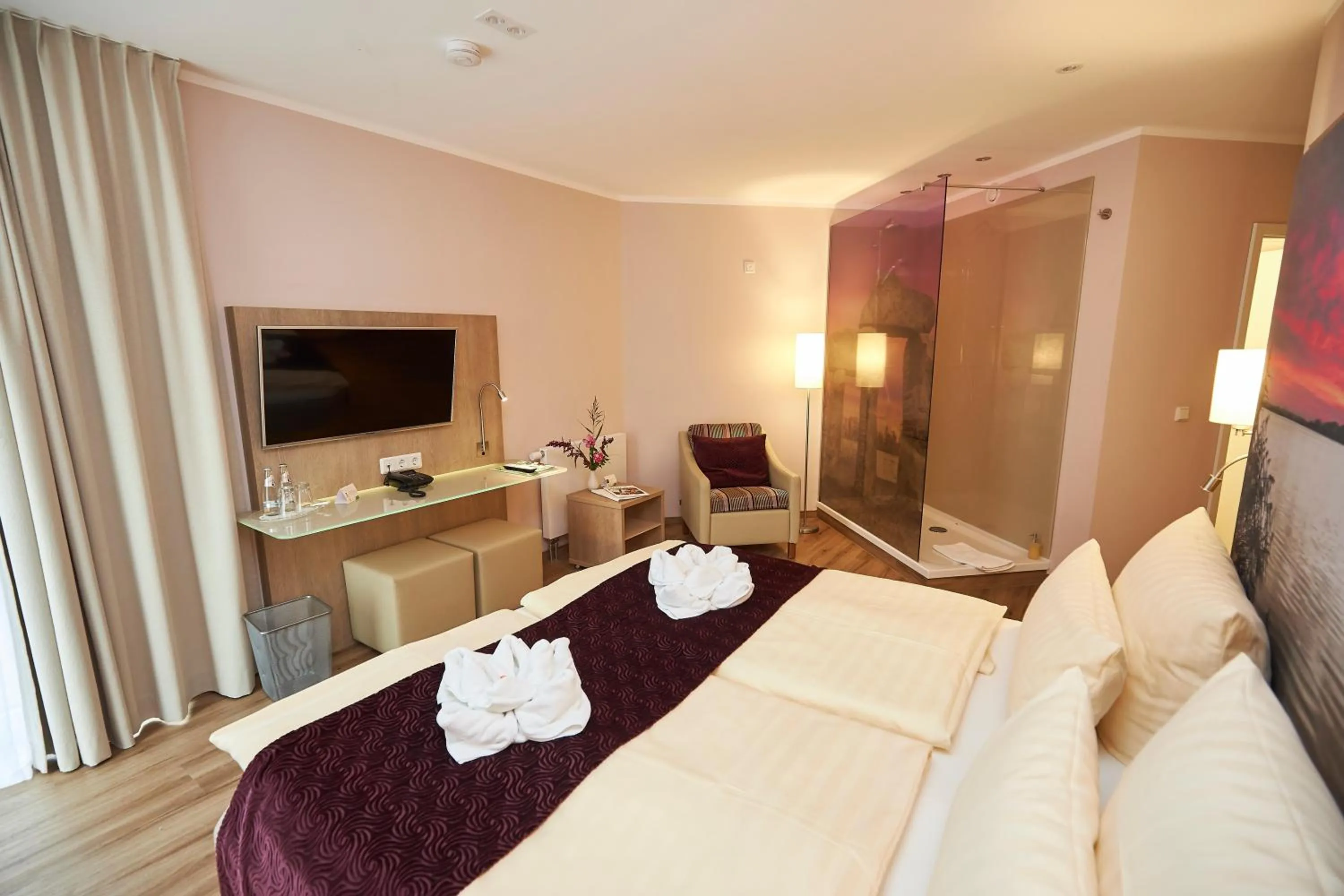 Shower, Bed in Hotel Weiss