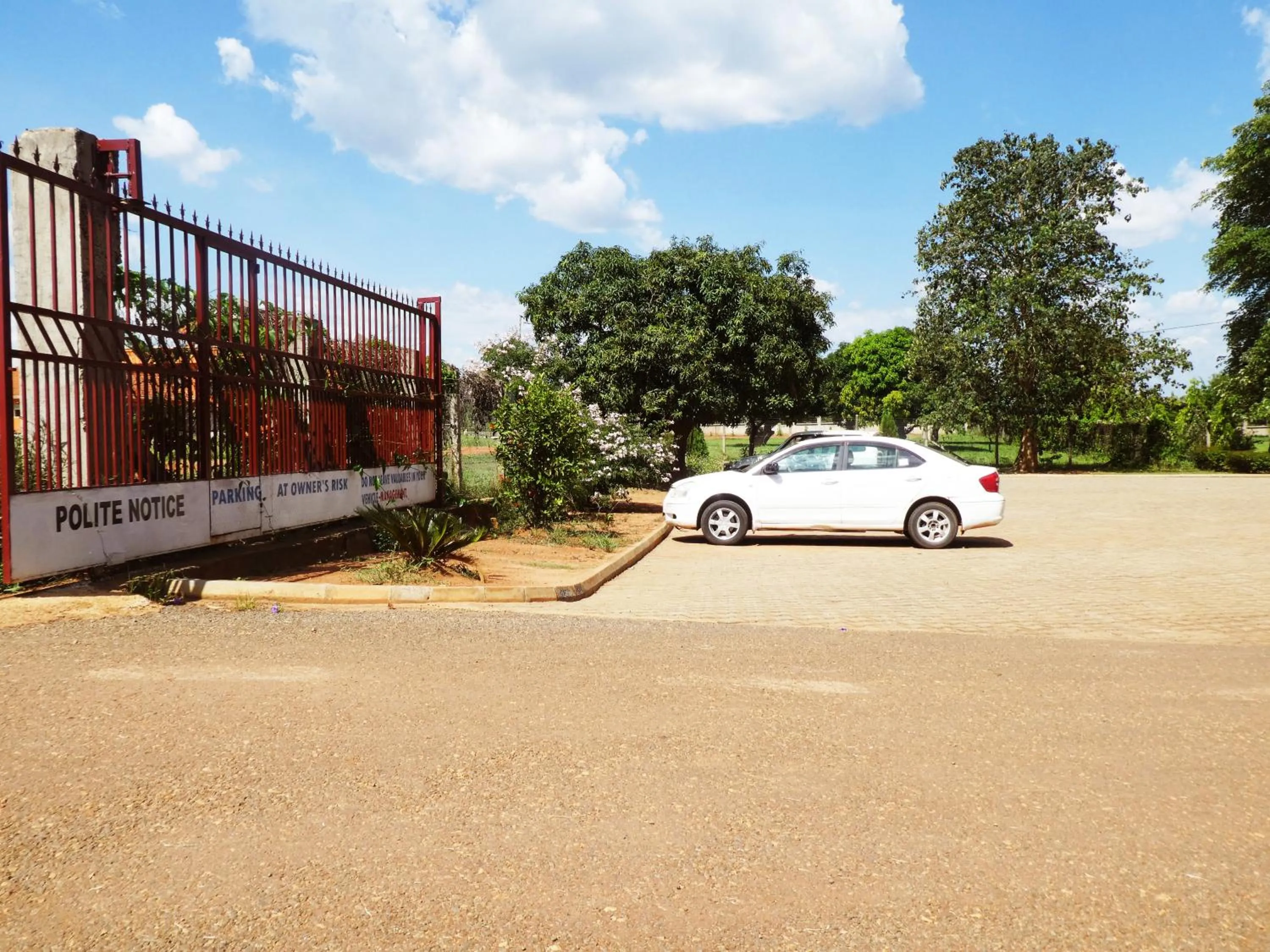 Parking in Acaki Lodge