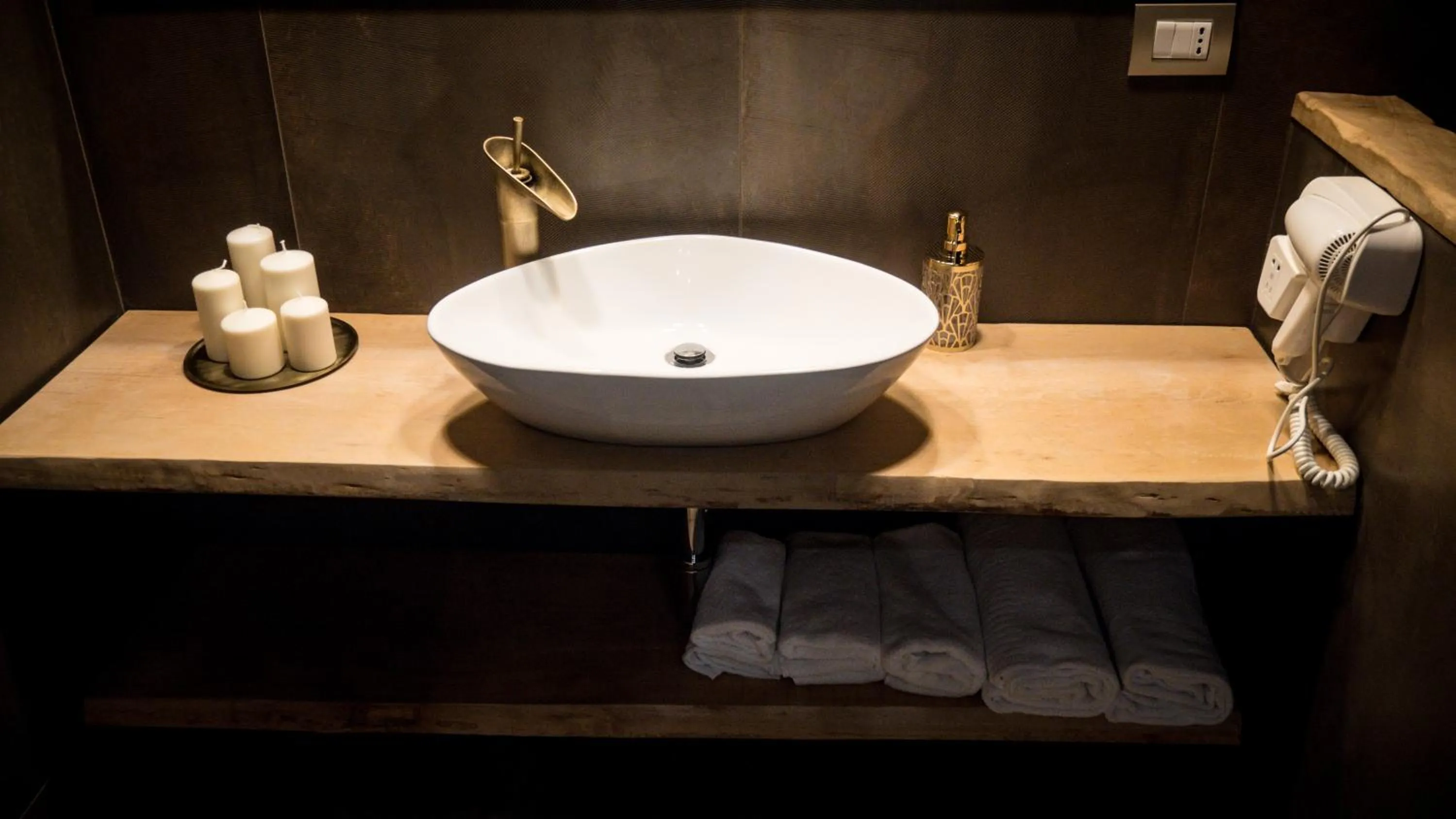 Bathroom in TOLEDO CLASS