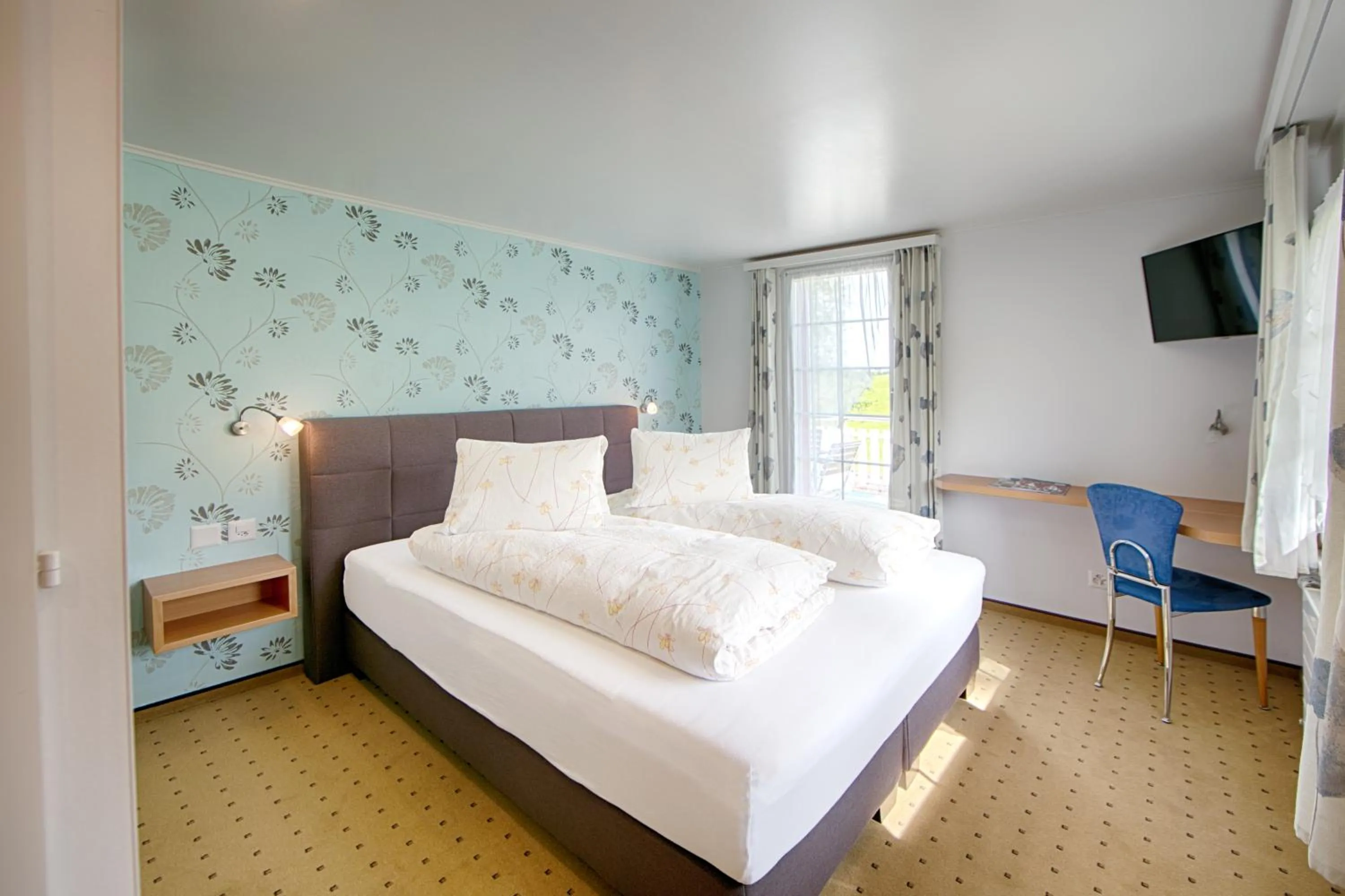 Photo of the whole room, Bed in Hotel Frohe Aussicht